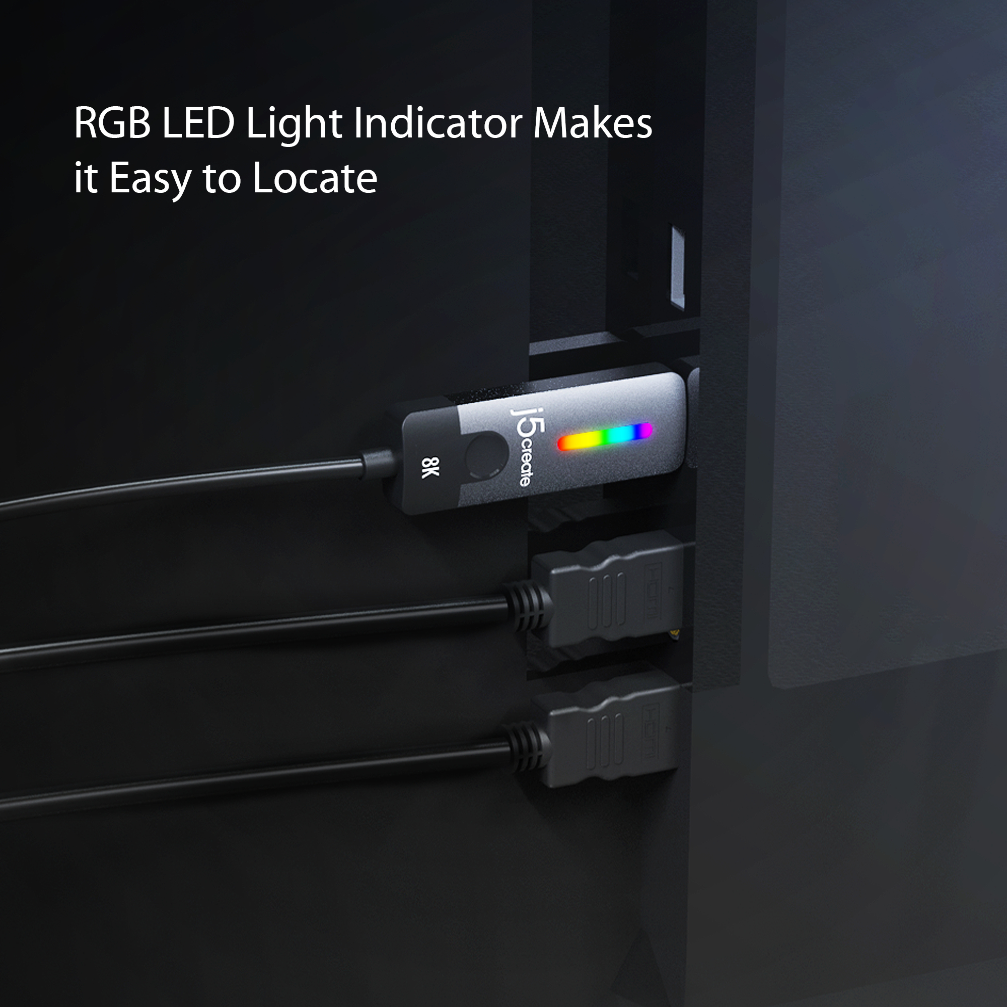 Un adaptador HDMI enchufado a un armario. Tiene un indicador LED multicolor y un cable negro.