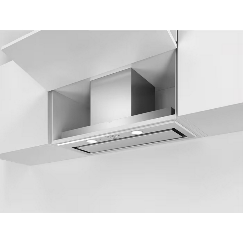 Biały okap kuchenny, z dwoma światłami i panelem ze stali nierdzewnej, zamontowany w białej kuchni.