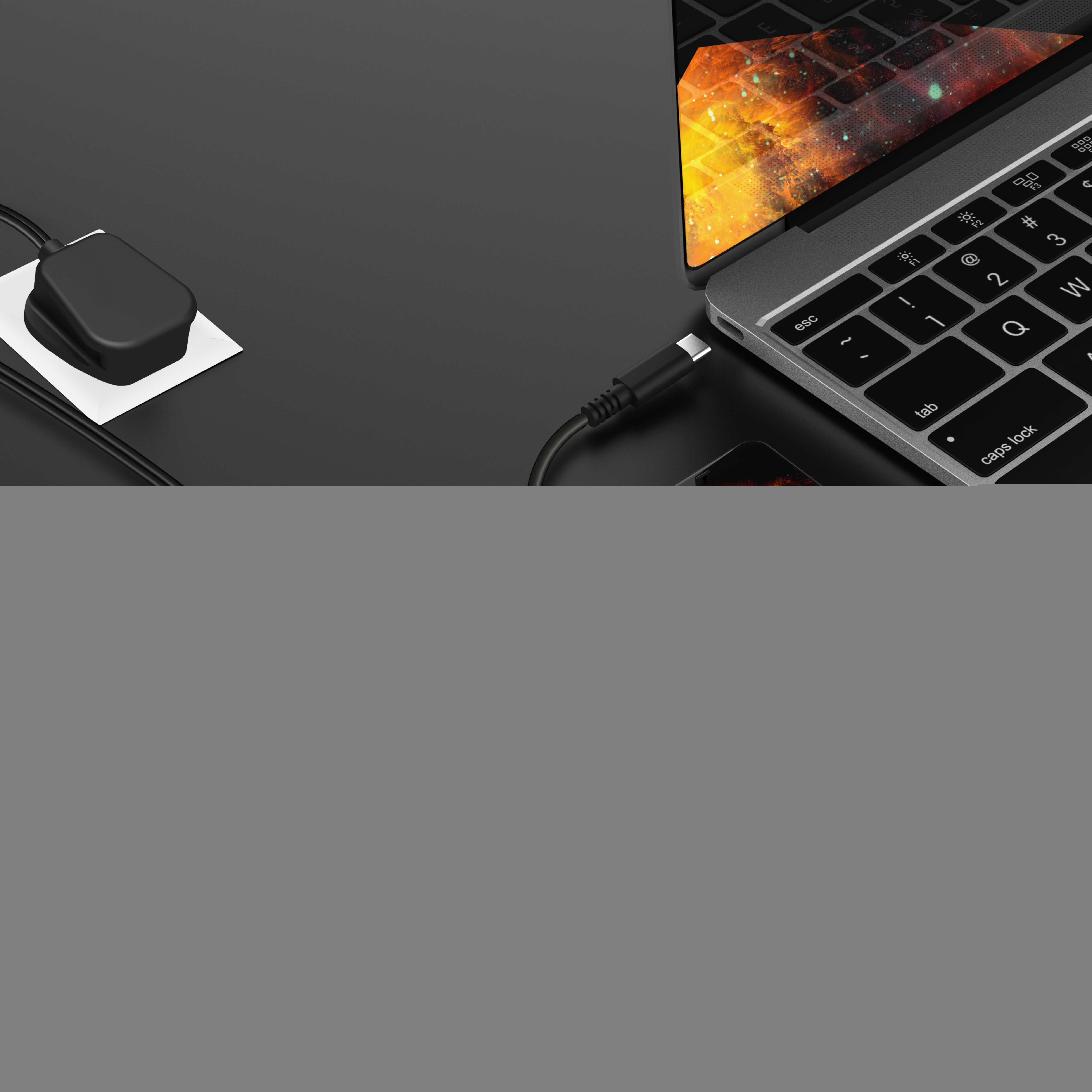 Laptop und Telefon an ein Netzteil angeschlossen. Dunkler Hintergrund.
