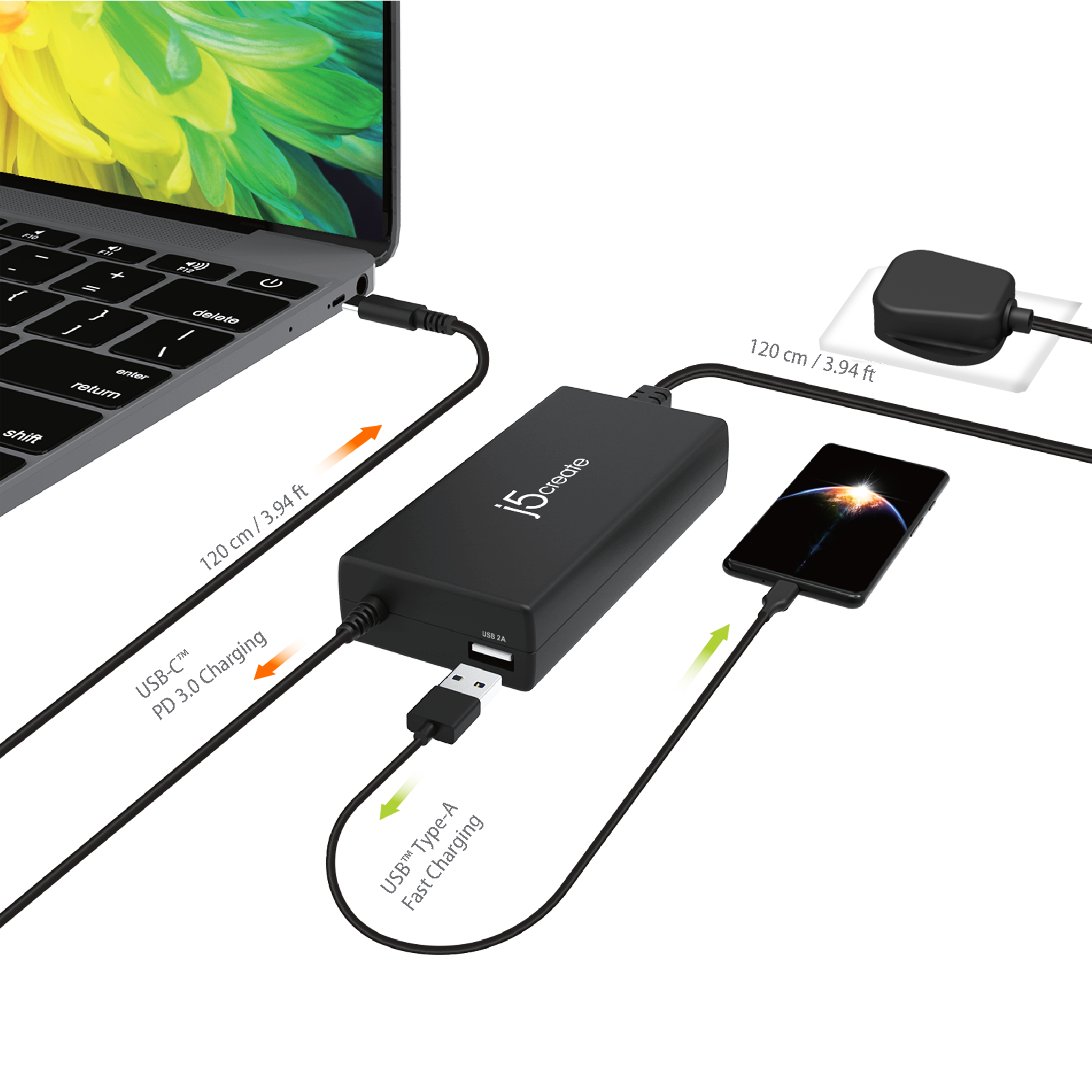 Laptop, Ladegerät und Telefon mit Kabeln. Eine Powerbank ist angeschlossen.