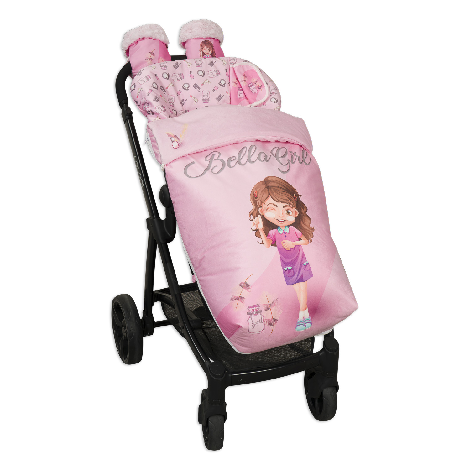 Cochecito rosa con saco de dormir y manoplas para bebé. Ilustración de niña. Fondo blanco.