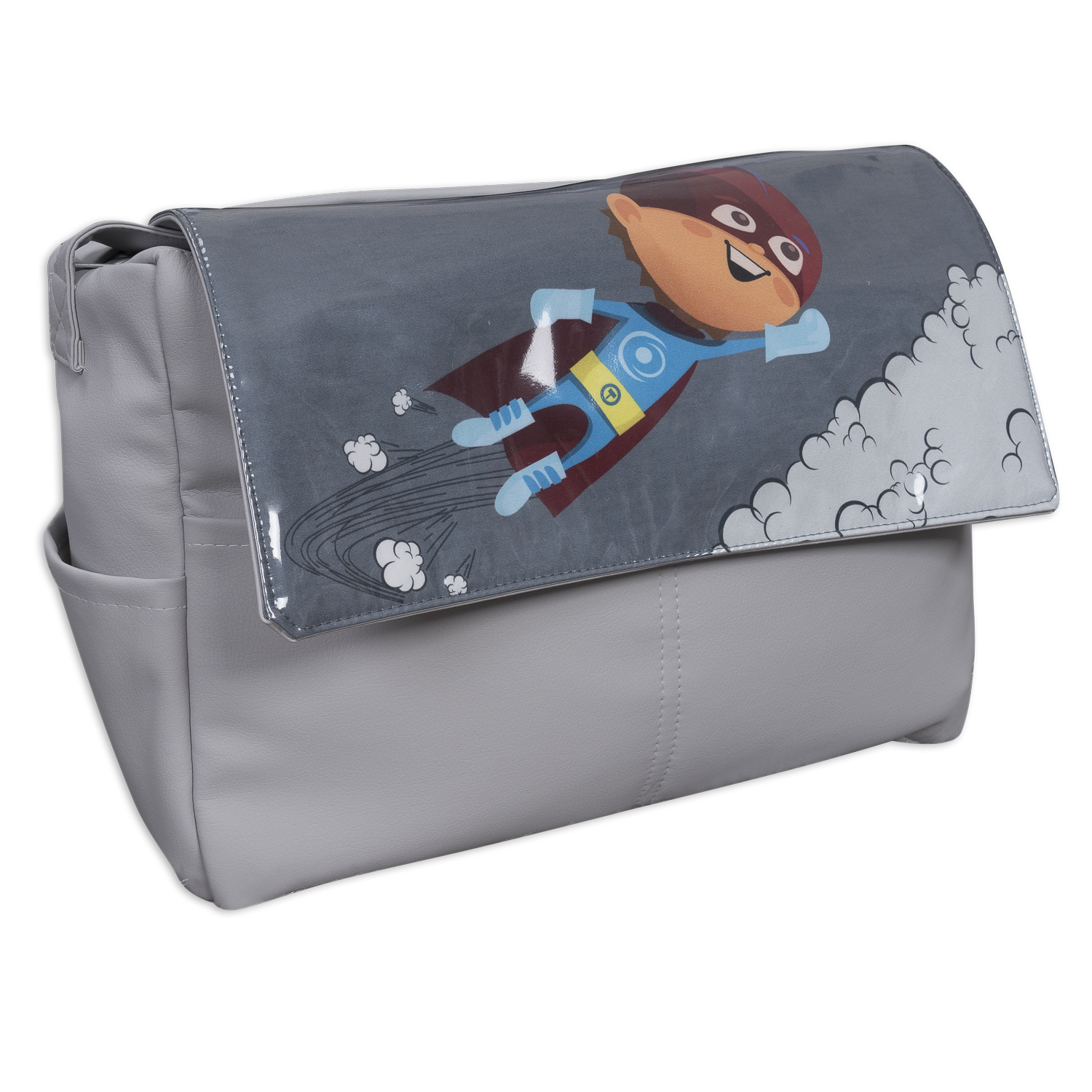 Bolso pañalera gris con un dibujo de superhéroe en la solapa. Bolsillos laterales.