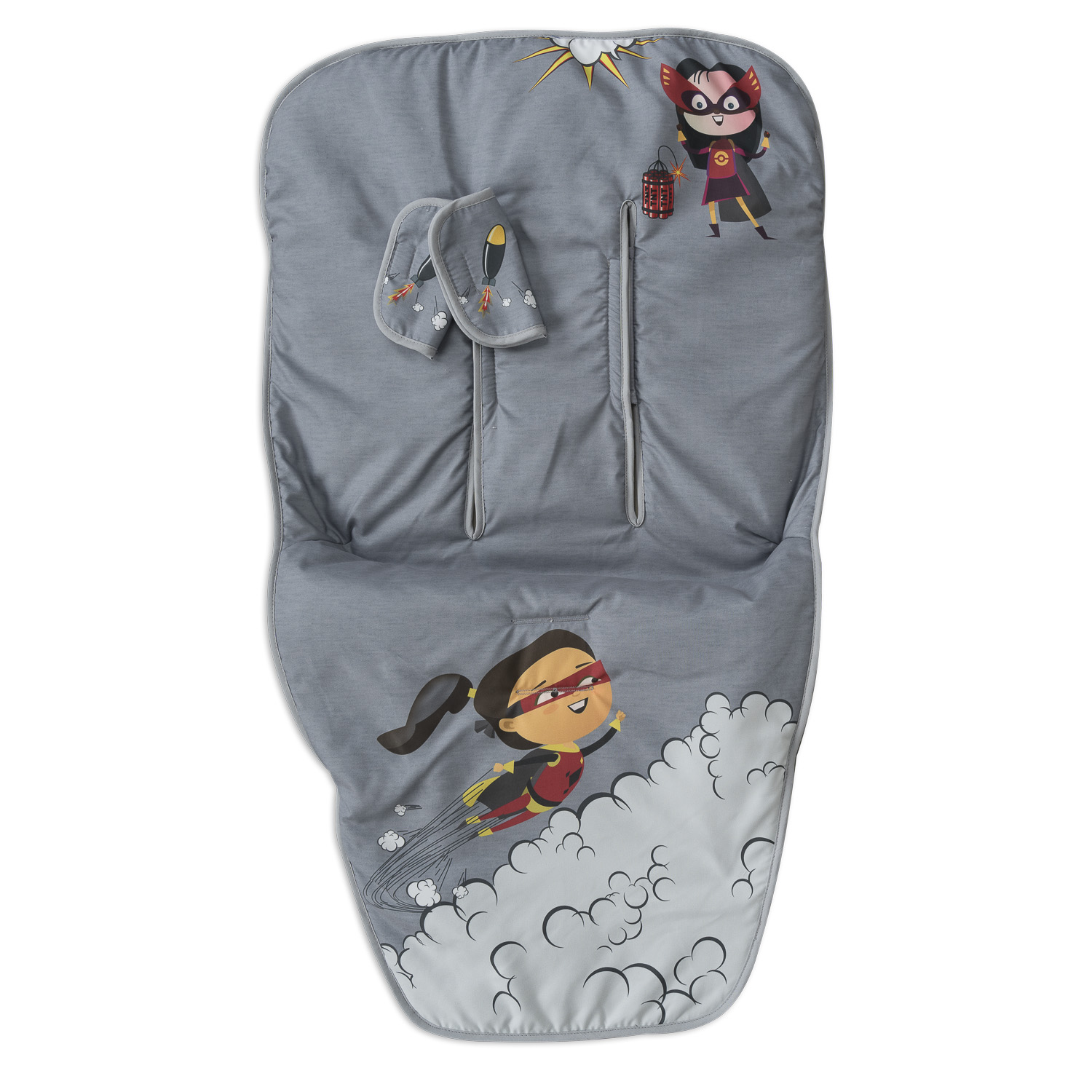 Funda de asiento de cochecito gris con imágenes de superhéroes. Fondo blanco.