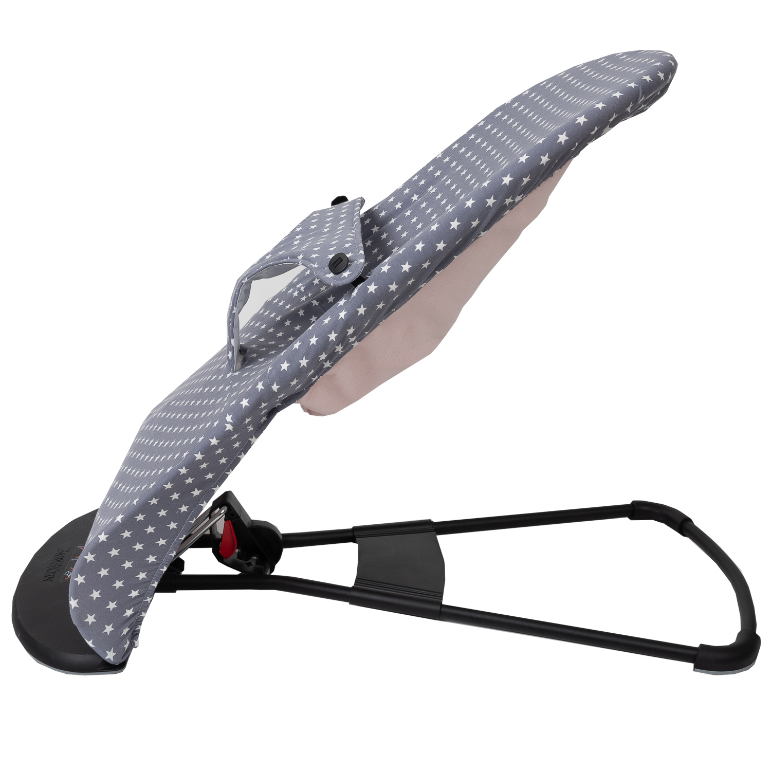 Hamaca para bebé con cubierta gris y estrellas blancas. La hamaca es negra con botón rojo. El asiento tiene tela rosa.