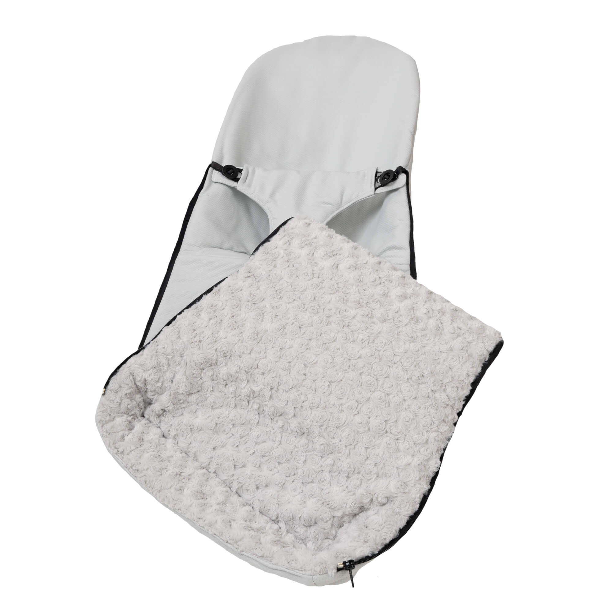 Portabebés blanco con una manta gris. Tiene un exterior blanco con cremallera. El interior es blanco.