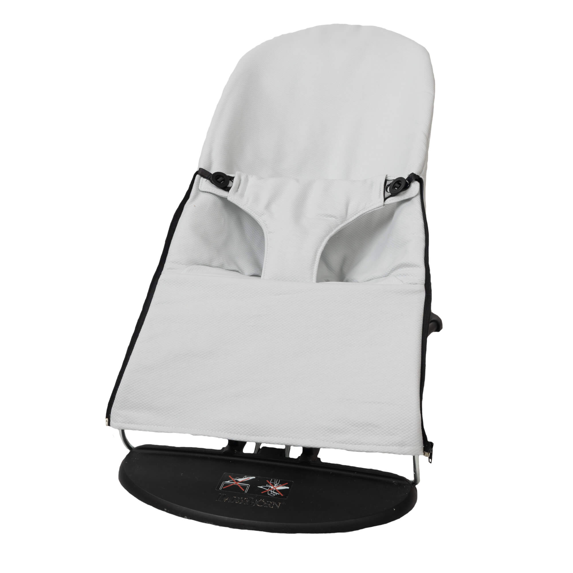 Hamaca para bebé blanca. El asiento es blanco y tiene un ribete negro. Tiene botones negros. La base es negra.