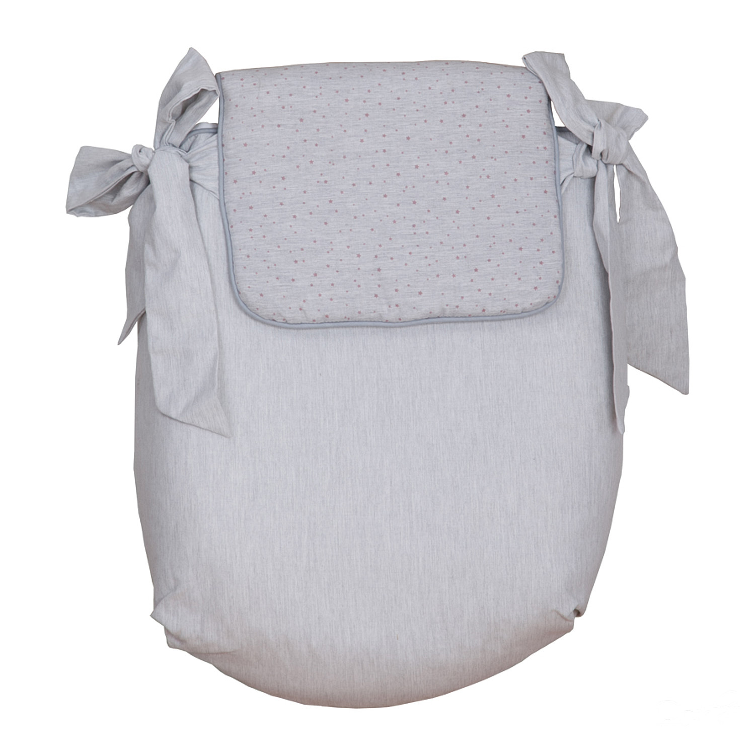 Saco de dormir para bebé en gris claro. La parte superior tiene pequeñas estrellas rosas y lazos laterales.