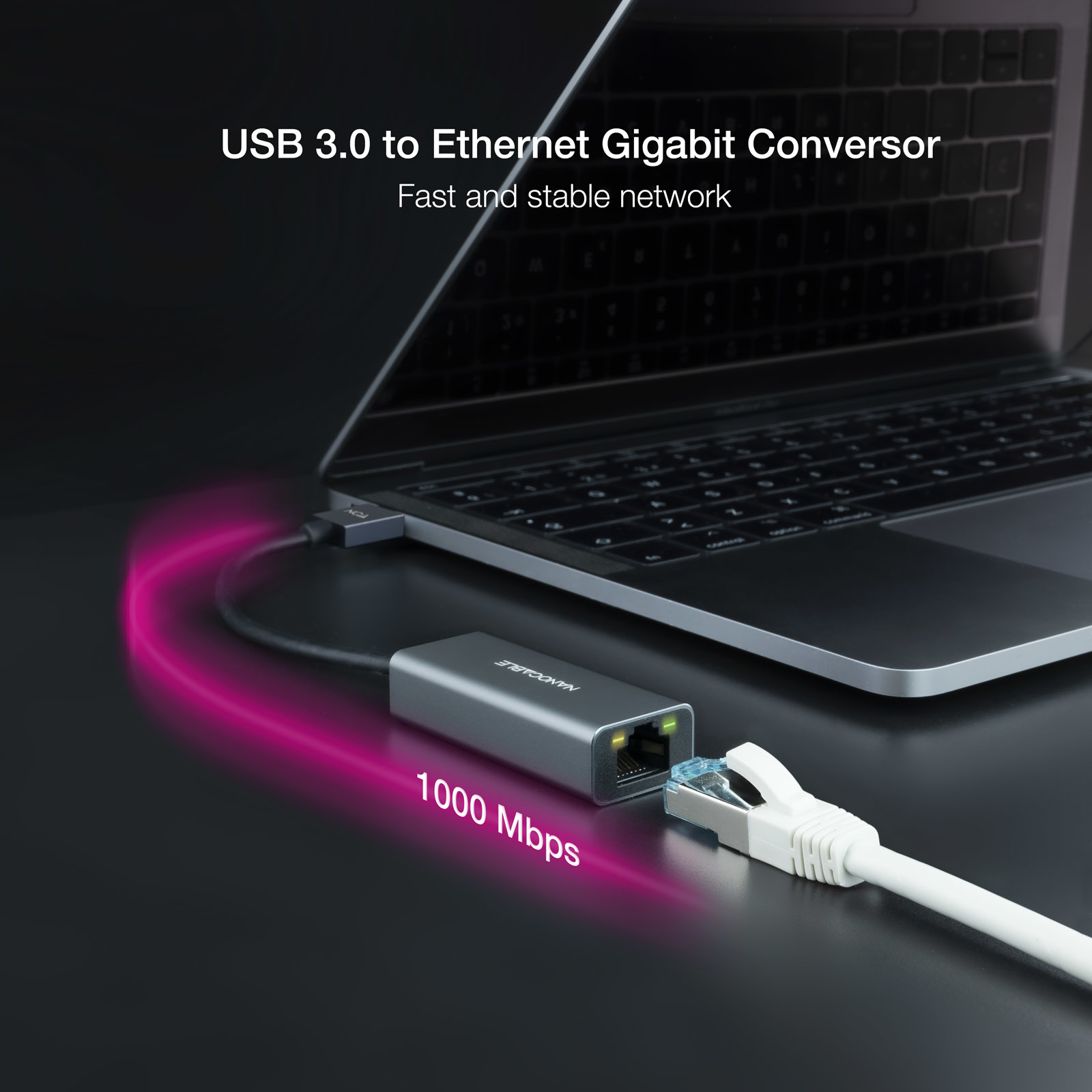 Ordenador portátil con adaptador USB 3.0 a Ethernet Gigabit. El fondo es oscuro.