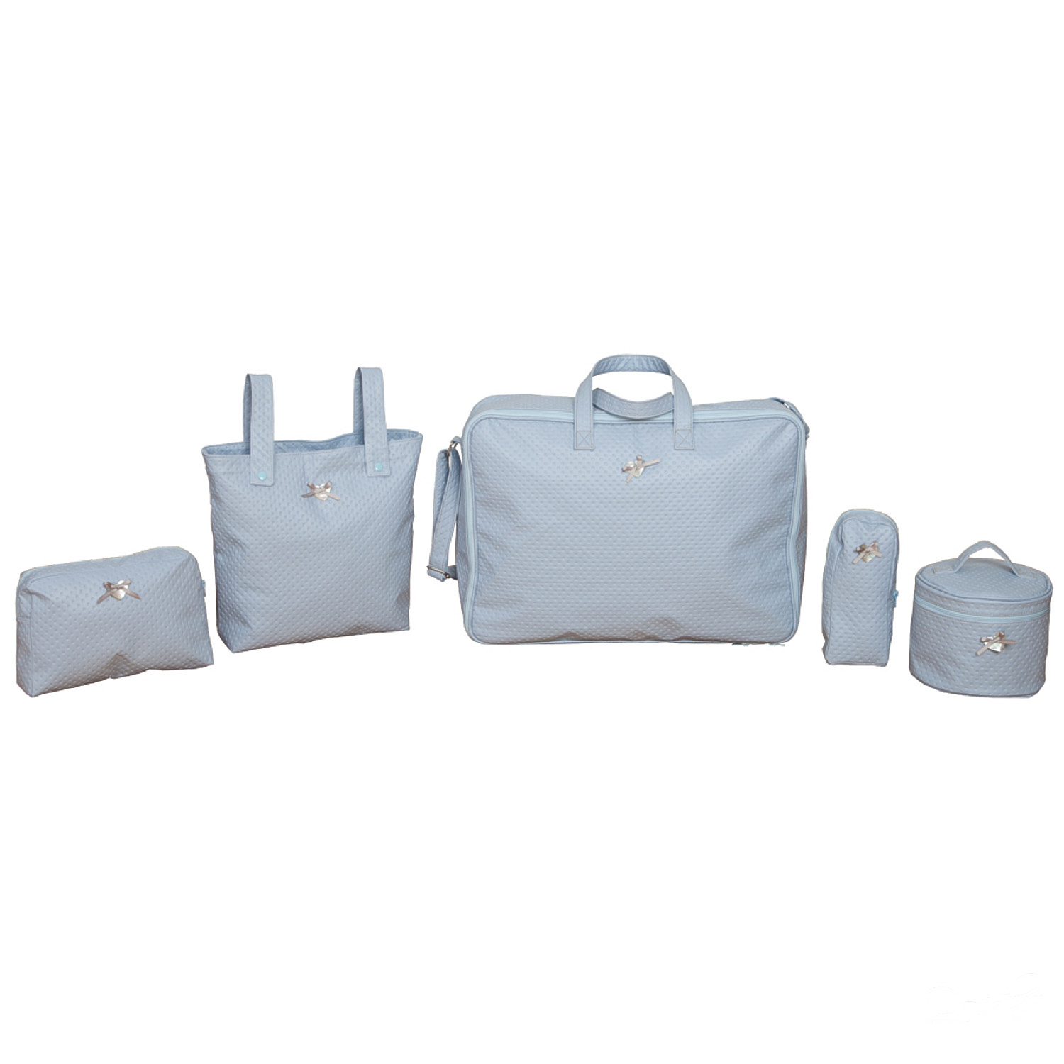 Bolsos de bebé de varios tamaños, azul claro, con una pequeña decoración plateada.