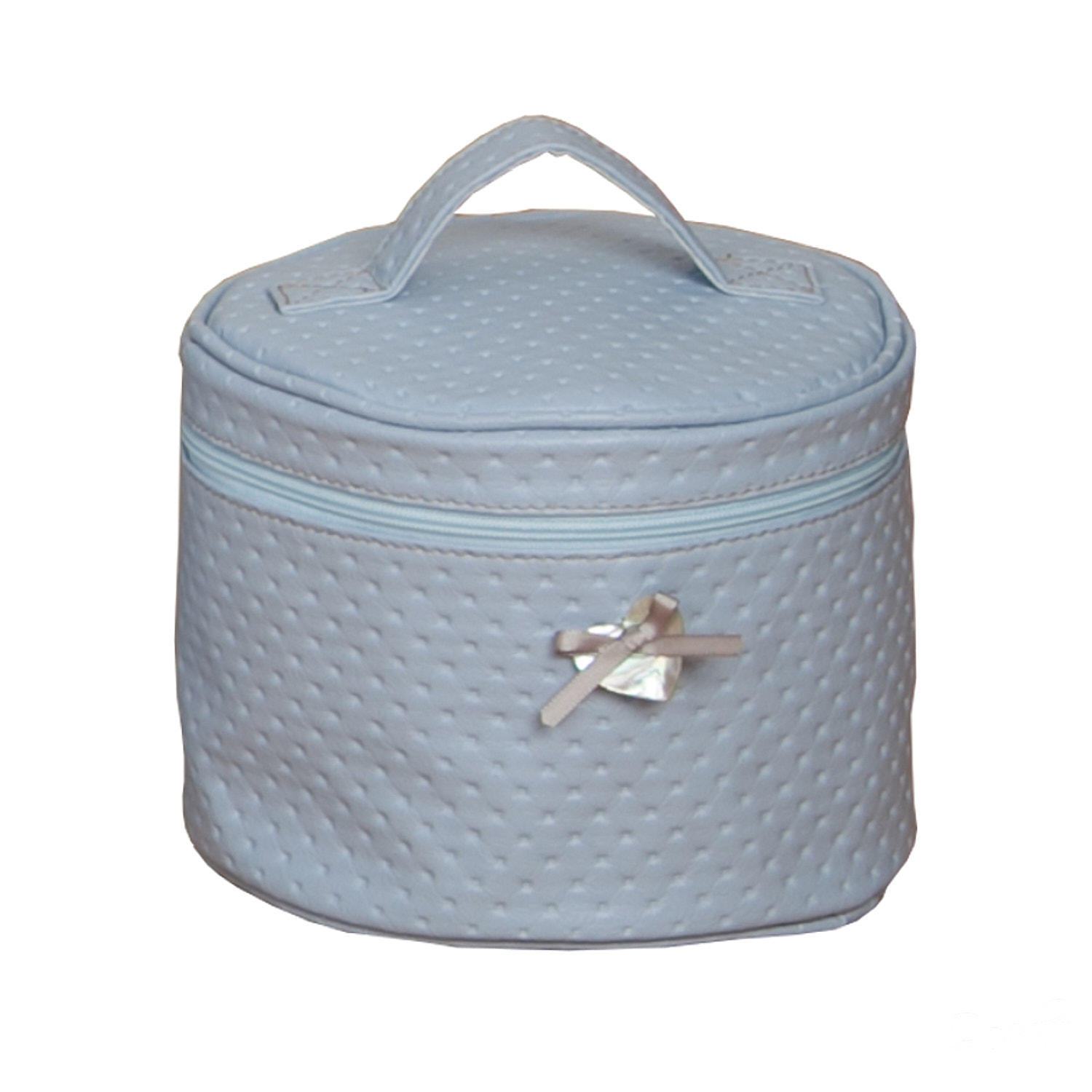 Una bolsa redonda azul para bebé con asa, cremallera y detalle de lazo. Aislada sobre un fondo blanco.
