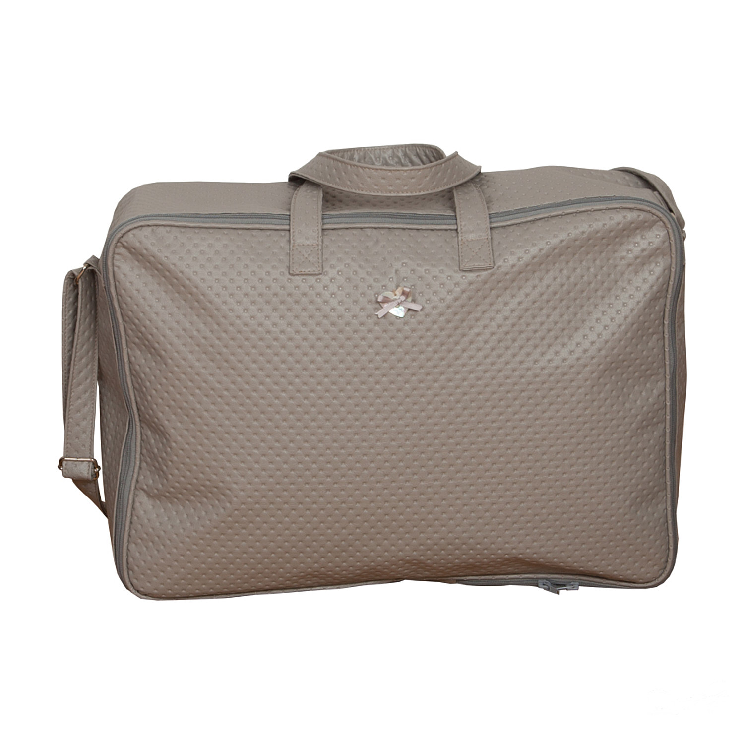 Un bolso de pañales gris con un diseño de lazo floral sobre un fondo blanco. Tiene un asa y una correa.