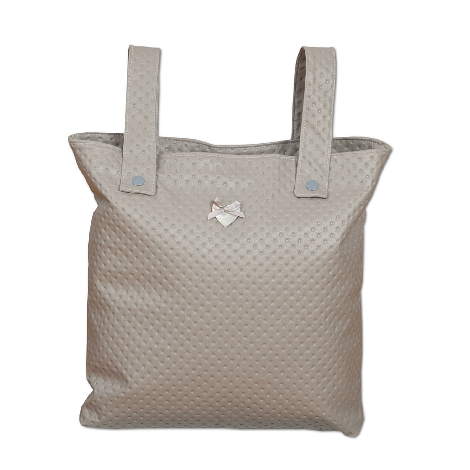 Bolso tote gris con detalles de corazón y asas, aislado sobre blanco.