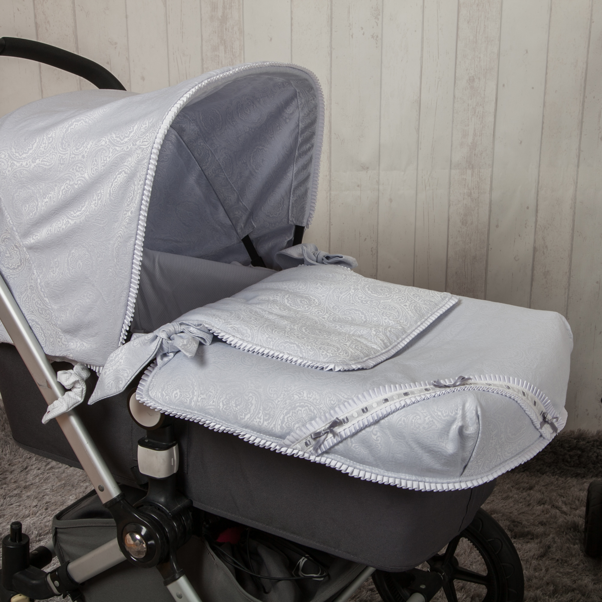 Cochecito con ropa de cama para bebé, gris con estampado de cachemira, con capota a juego.