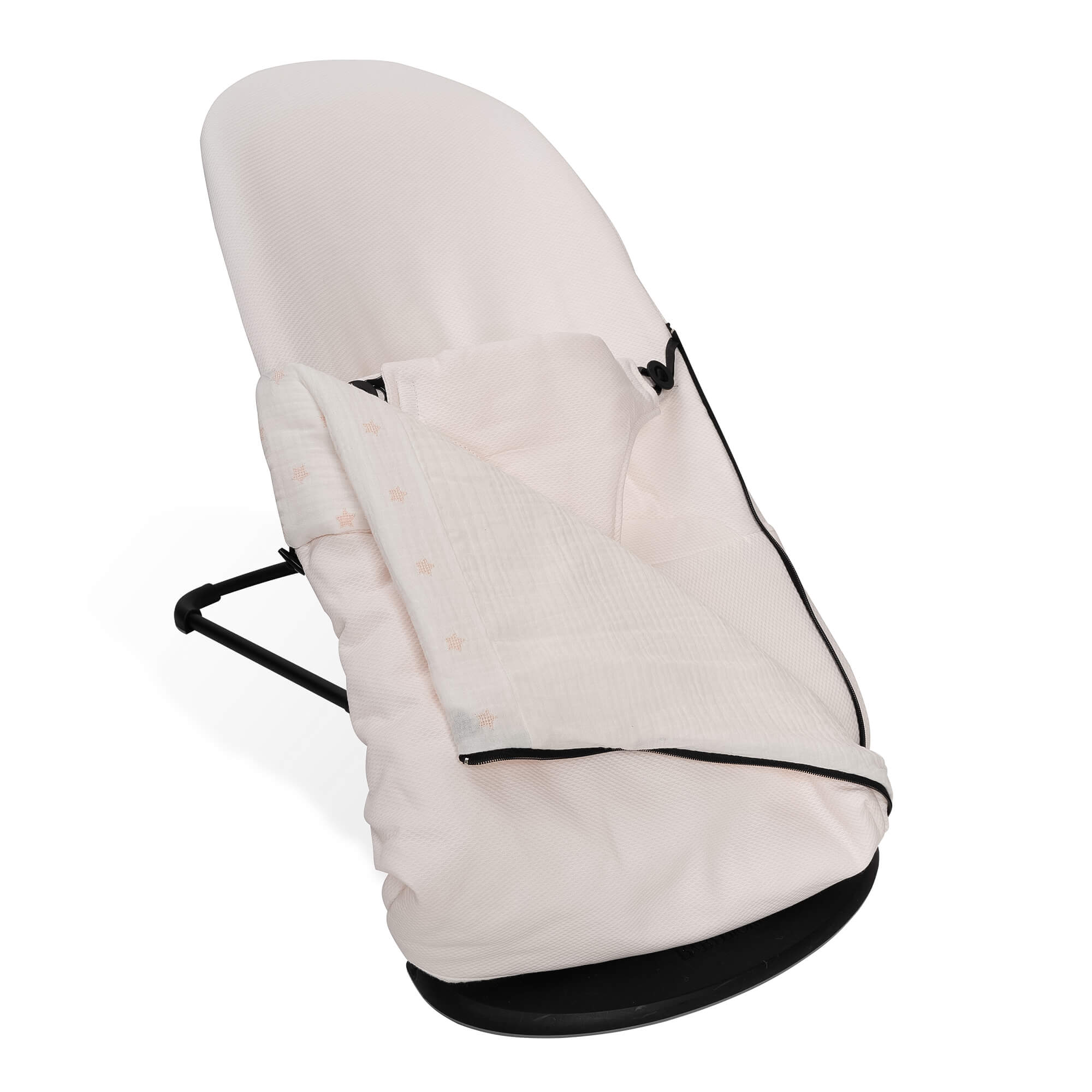 Silla hamaca para bebés. Tejido acolchado blanco con estructura negra. Sobre fondo blanco.