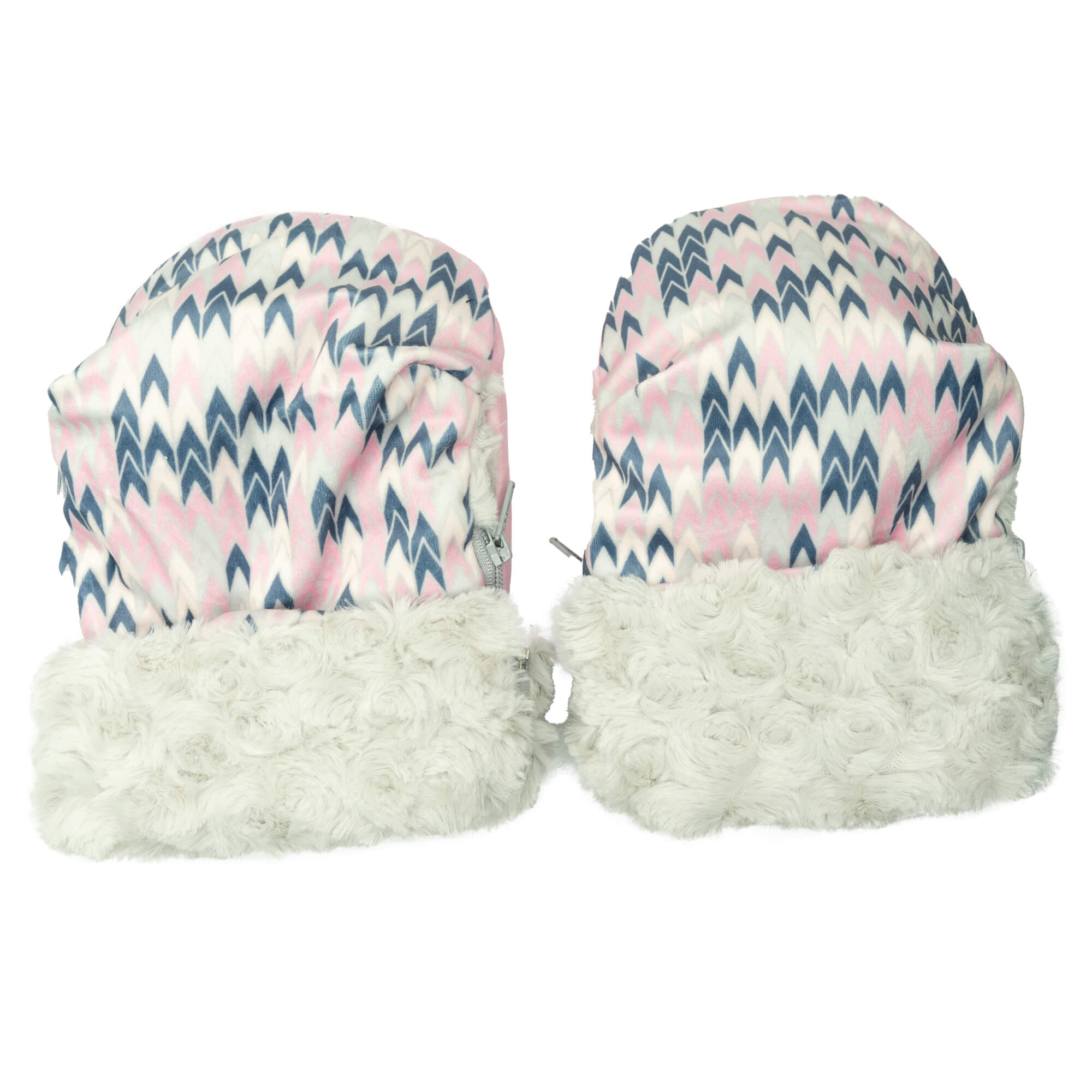 Par de mitones de bebé con patrones zigzag en blanco, rosa y azul, con ribete de piel.