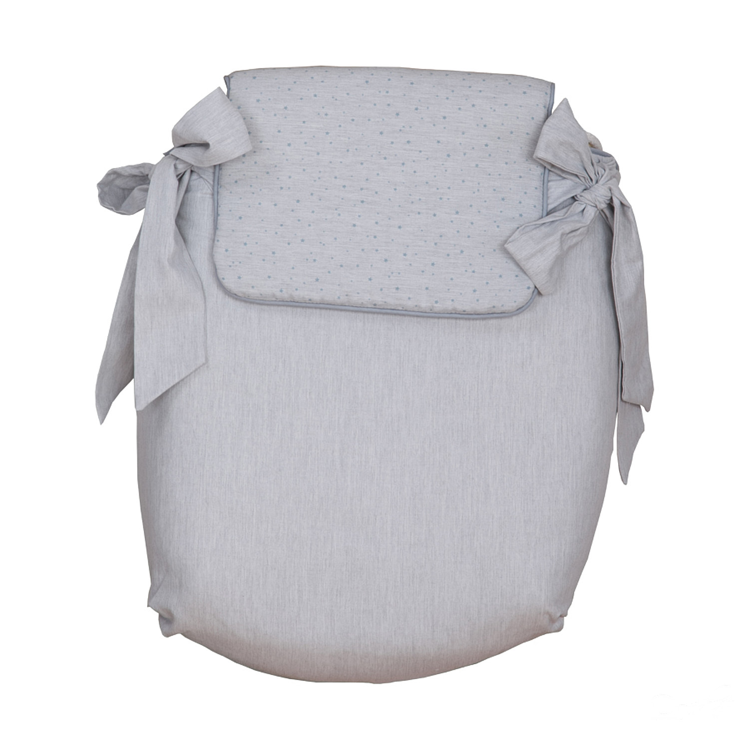 Cubierta de capazo para bebé, gris claro con pequeños puntos y lazos.