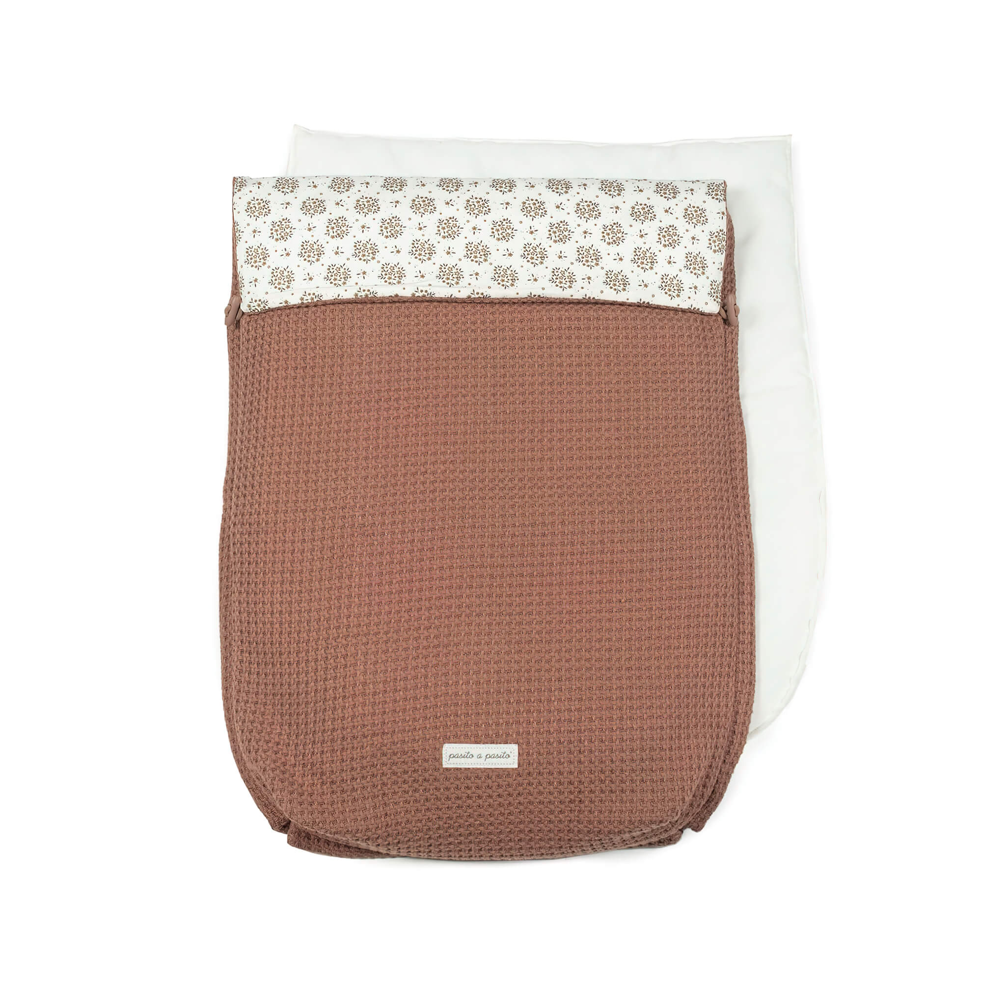 Saco de dormir para bebé marrón con capucha estampada blanca y marrón.