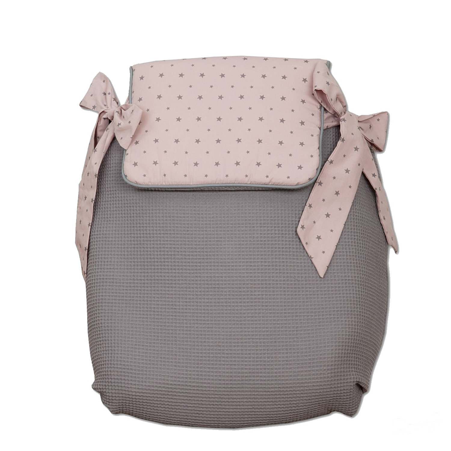 Un saco de dormir gris para bebé con la parte superior rosa estampada con estrellas y lazos rosas.