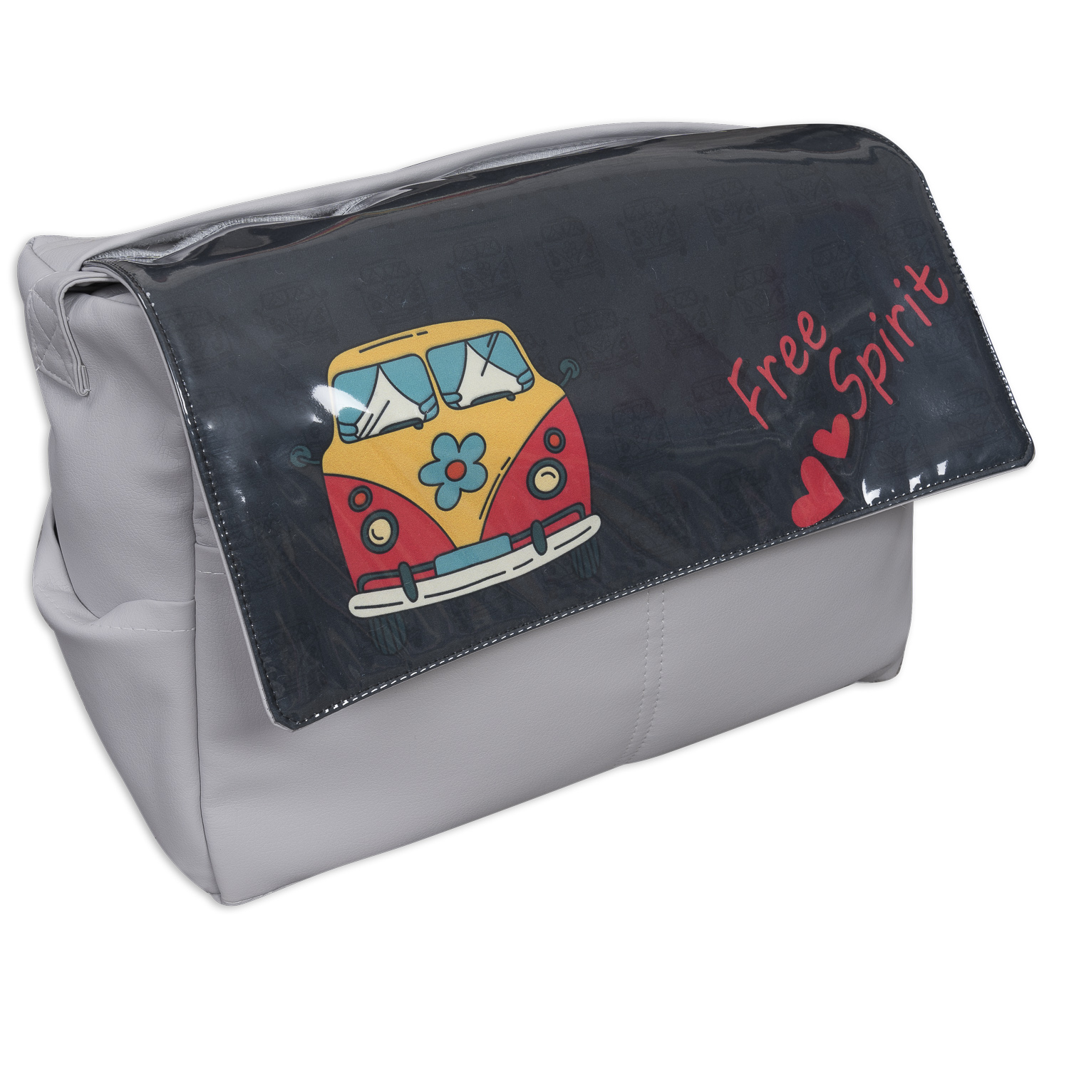 Bolso pañalera gris con solapa negra con furgoneta de dibujos animados y texto. Corazones a la derecha.