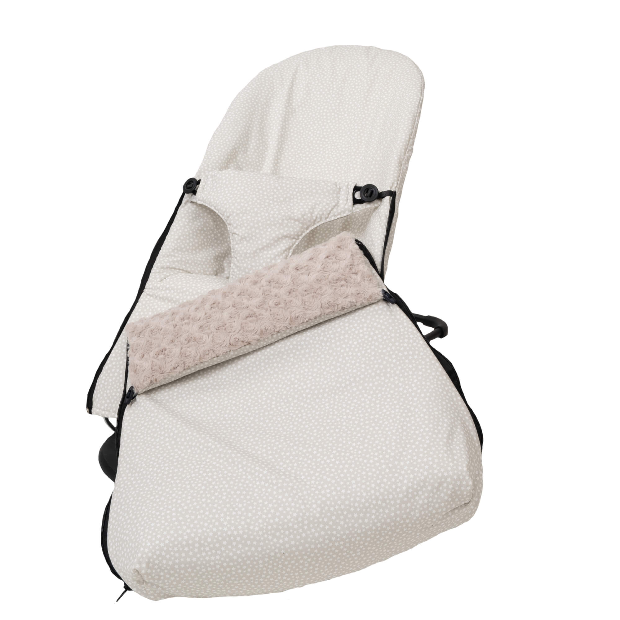 Funda blanca para asiento de coche para bebé con pequeños puntos y un inserto beige y esponjoso.