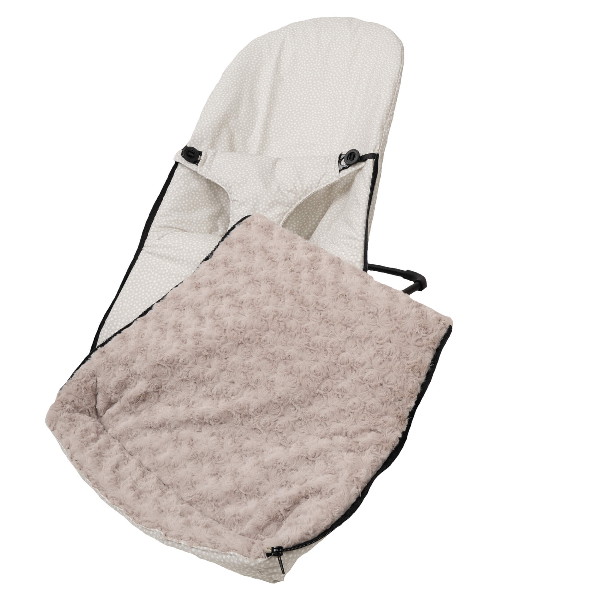 Funda blanca para asiento de coche para bebé con pequeños puntos y un inserto beige y esponjoso.