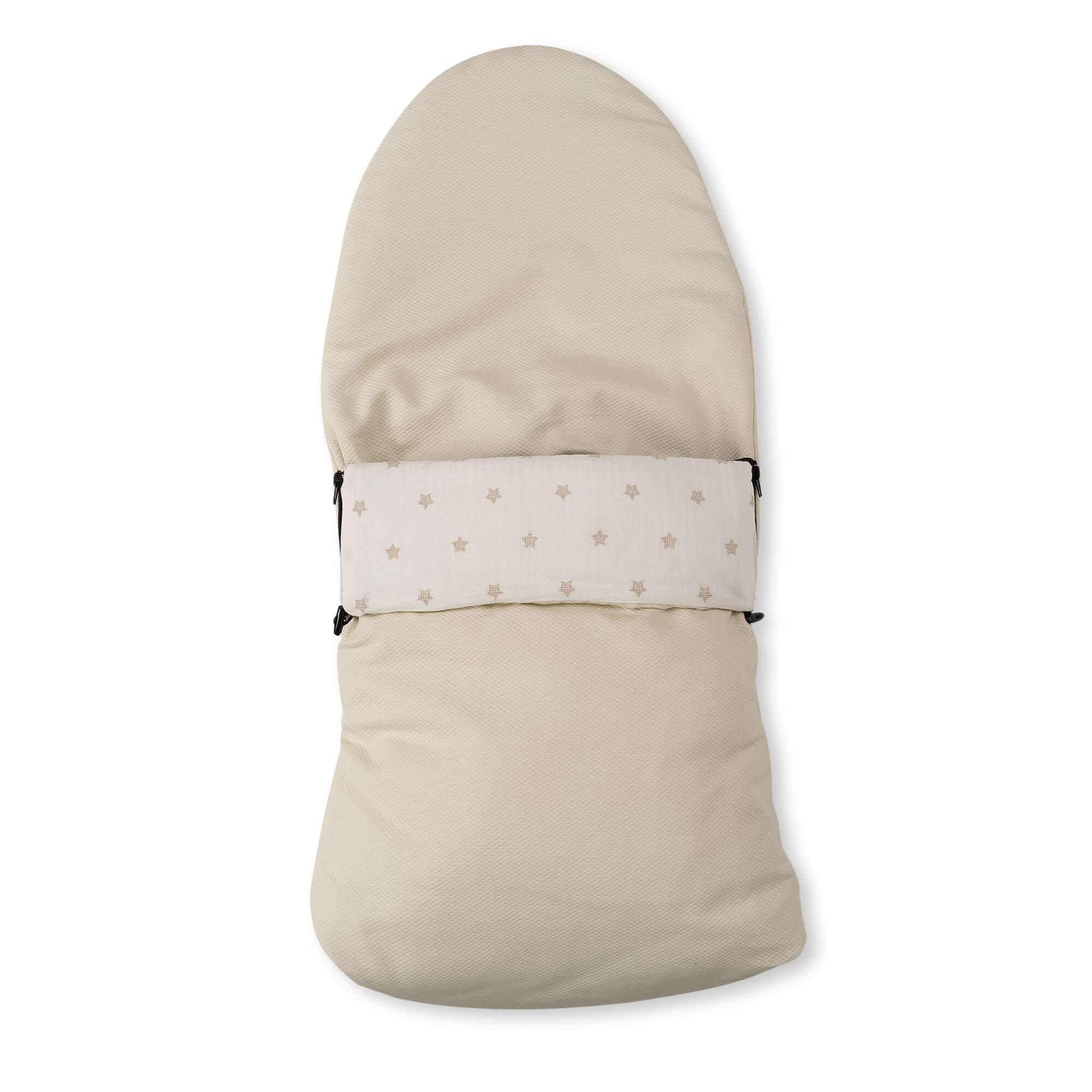 Saco de dormir beige para bebé con estampado de estrellas en la correa central, fondo blanco.