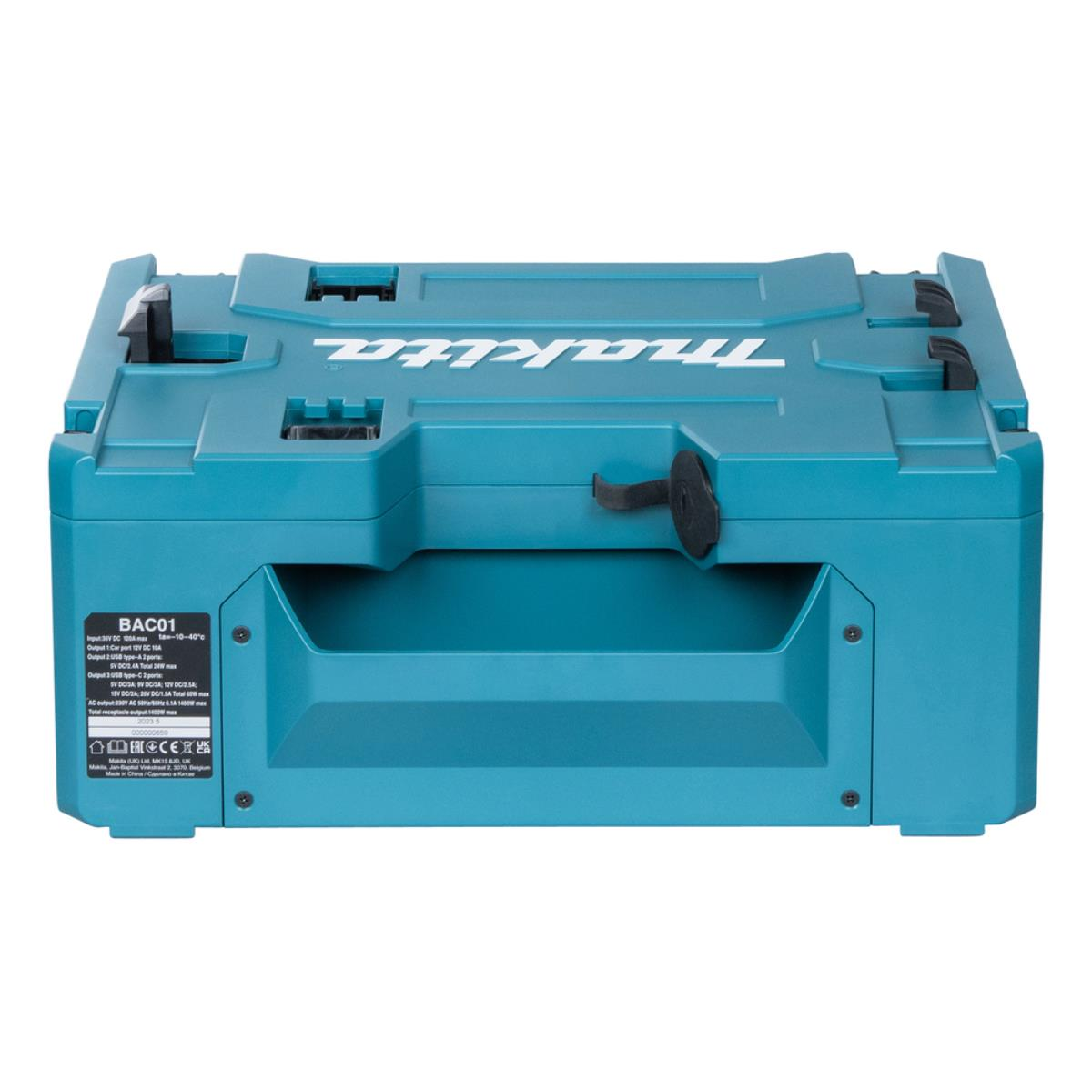 Eine hellblaue Makita-Werkzeugkiste mit Makita-Logo oben. Die Box hat ein Etikett auf der Rückseite mit Spezifikationen.