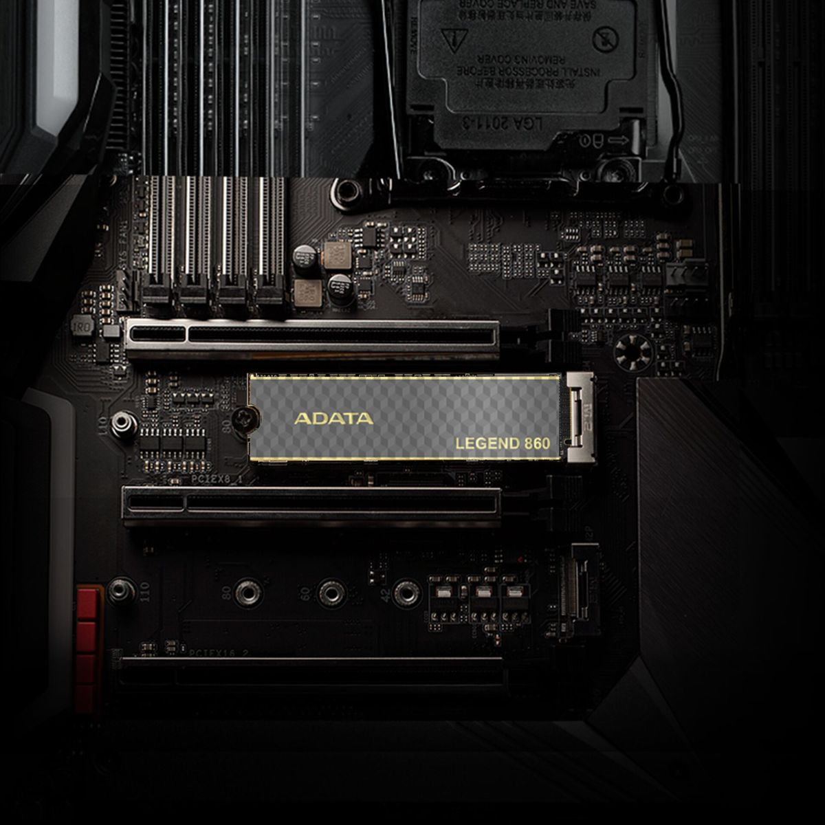 Dysk SSD ADATA Legend 860 zainstalowany w płycie głównej, ciemne otoczenie, złoto i czerń.