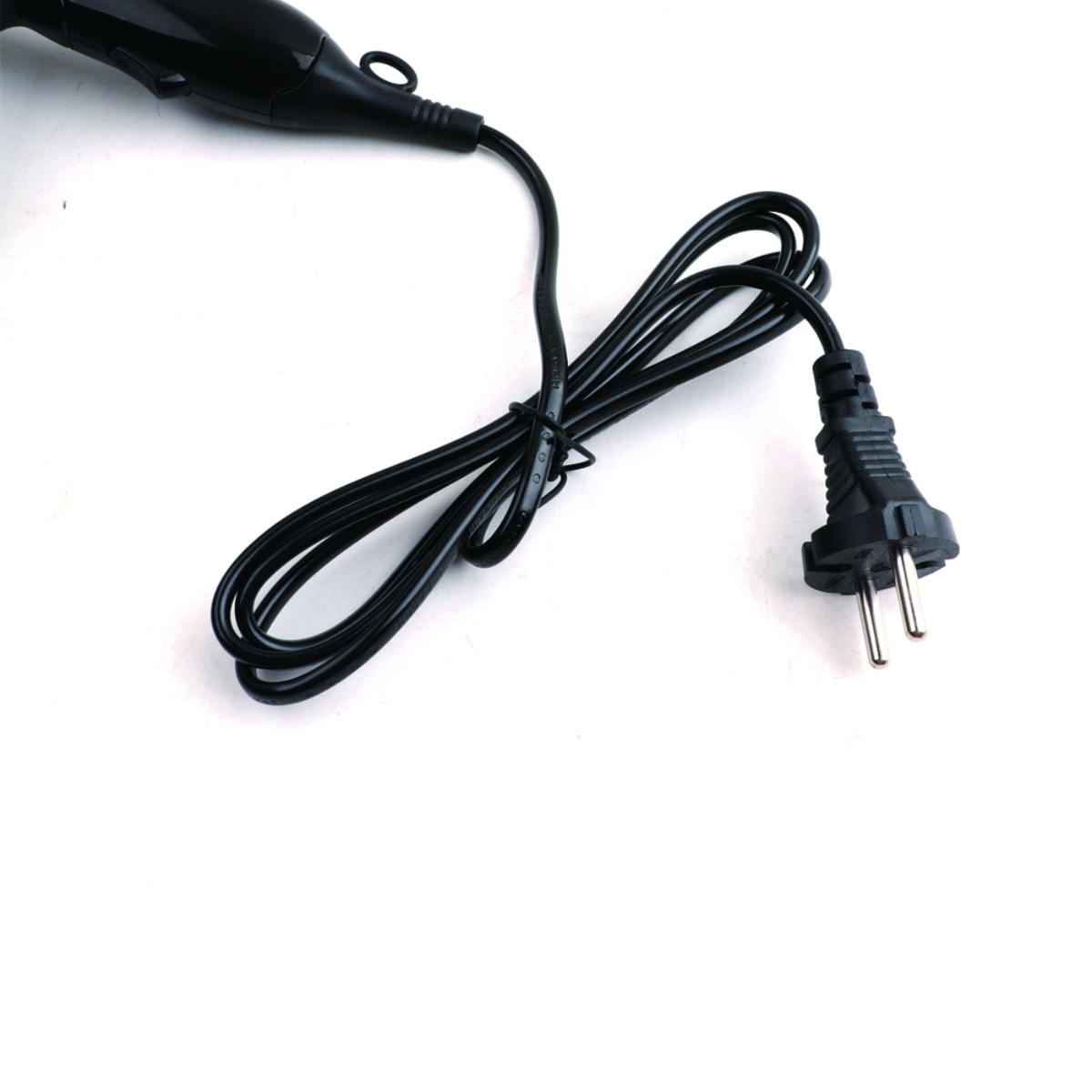 Cable de alimentación negro con enchufe y cable enrollado, fondo blanco.