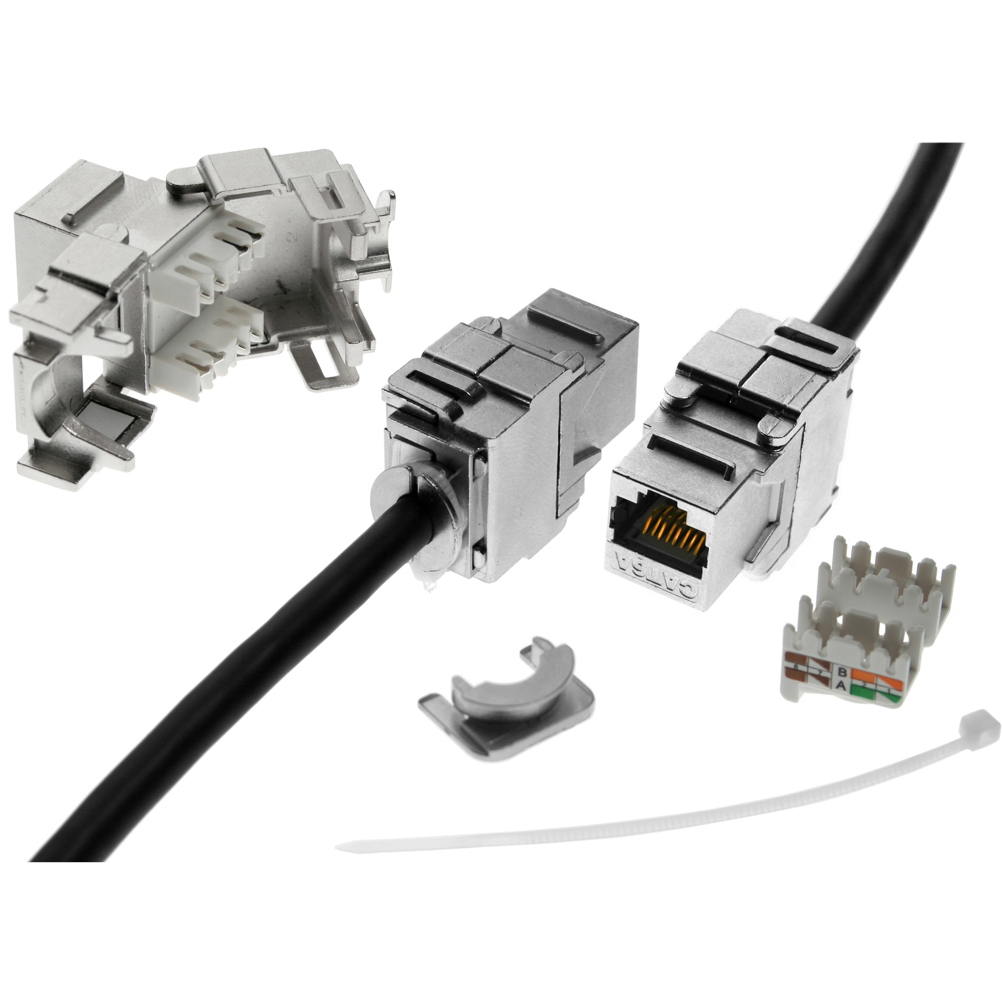 Netzwerkstecker mit Kabeln, Metall- und Kunststoffkomponenten und Kabelbinder.