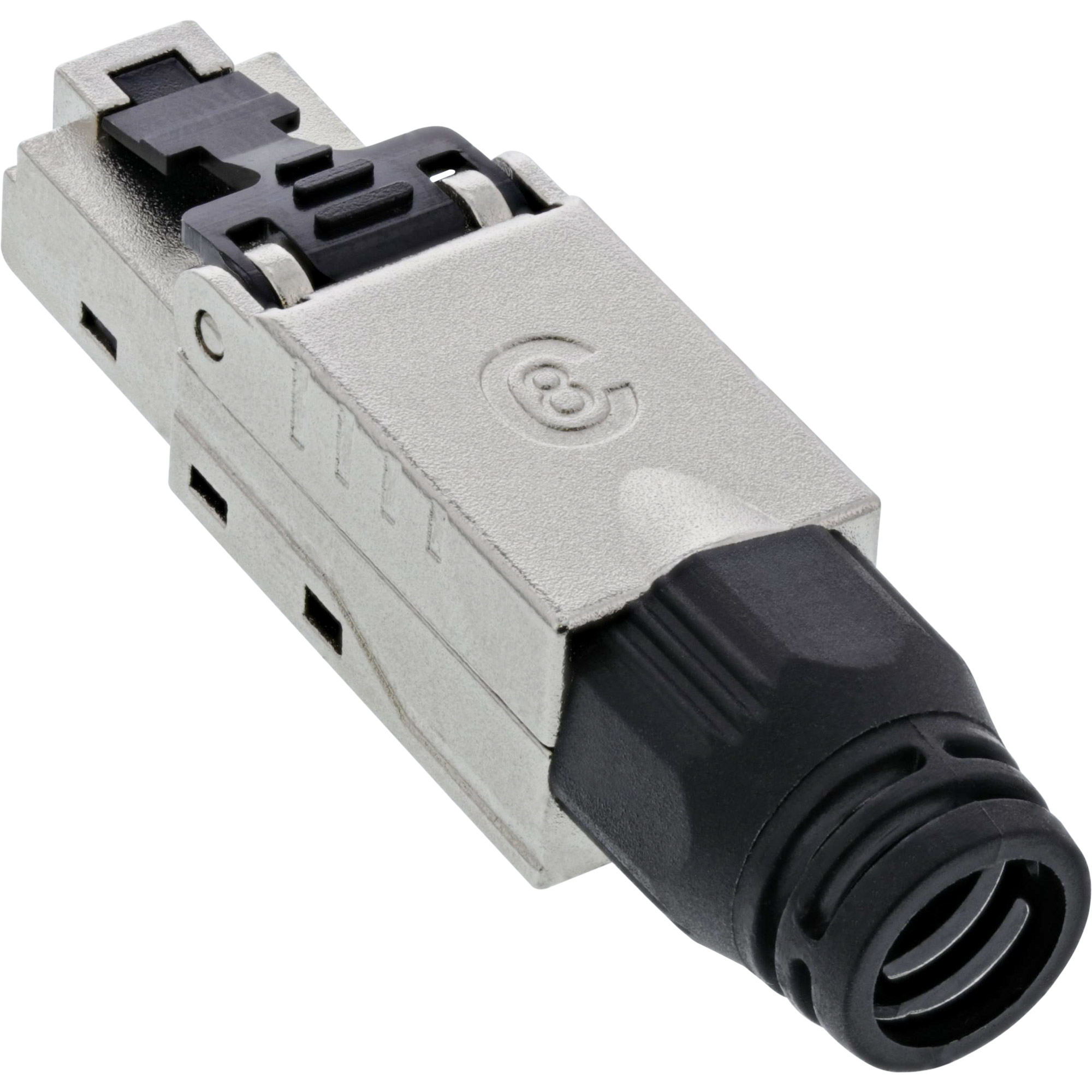 Metallischer RJ45-Stecker mit schwarzem Kunststoff und 8A-Symbol, abgewinkelte Ansicht.