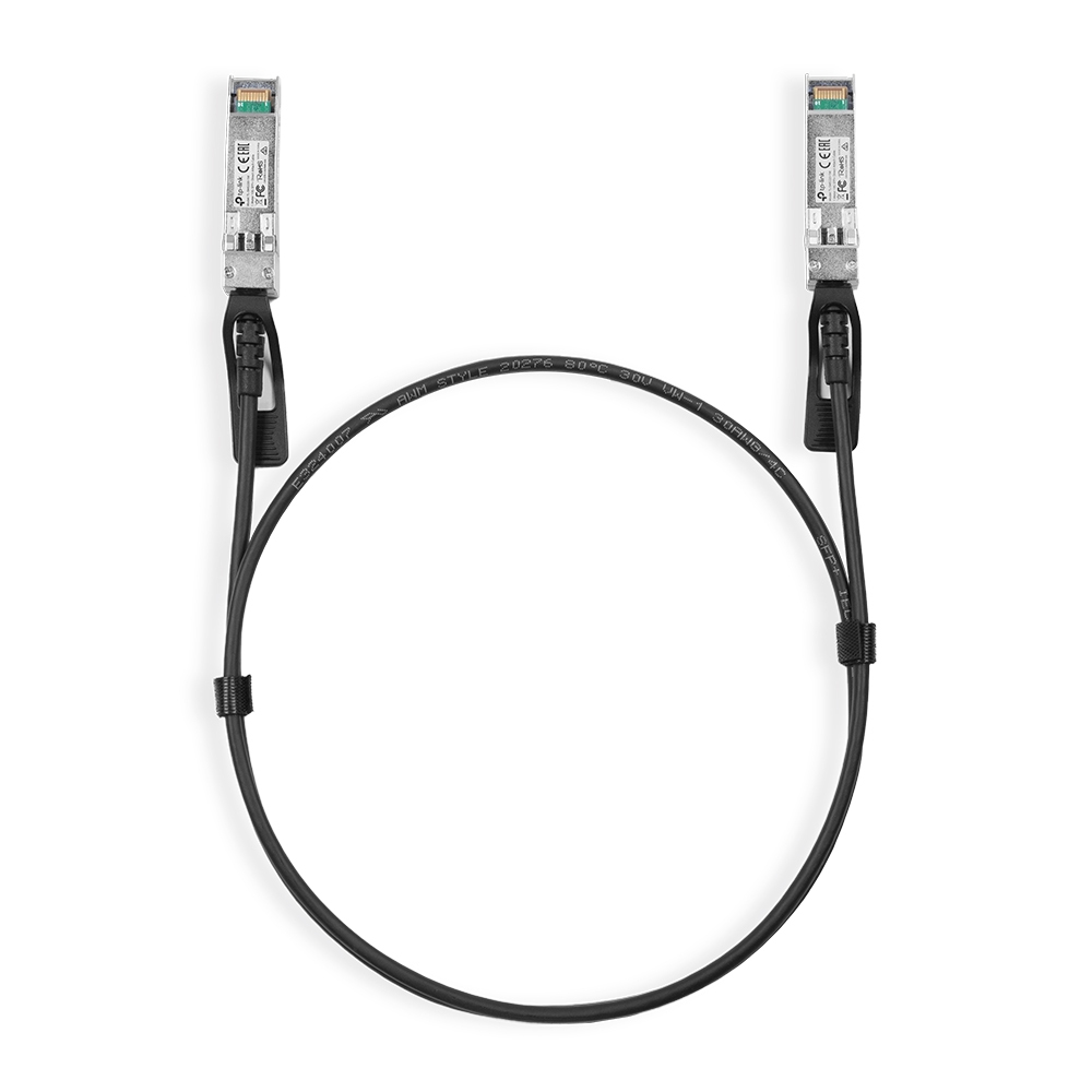 Dos conectores plateados conectados por un cable negro, aislados sobre blanco.