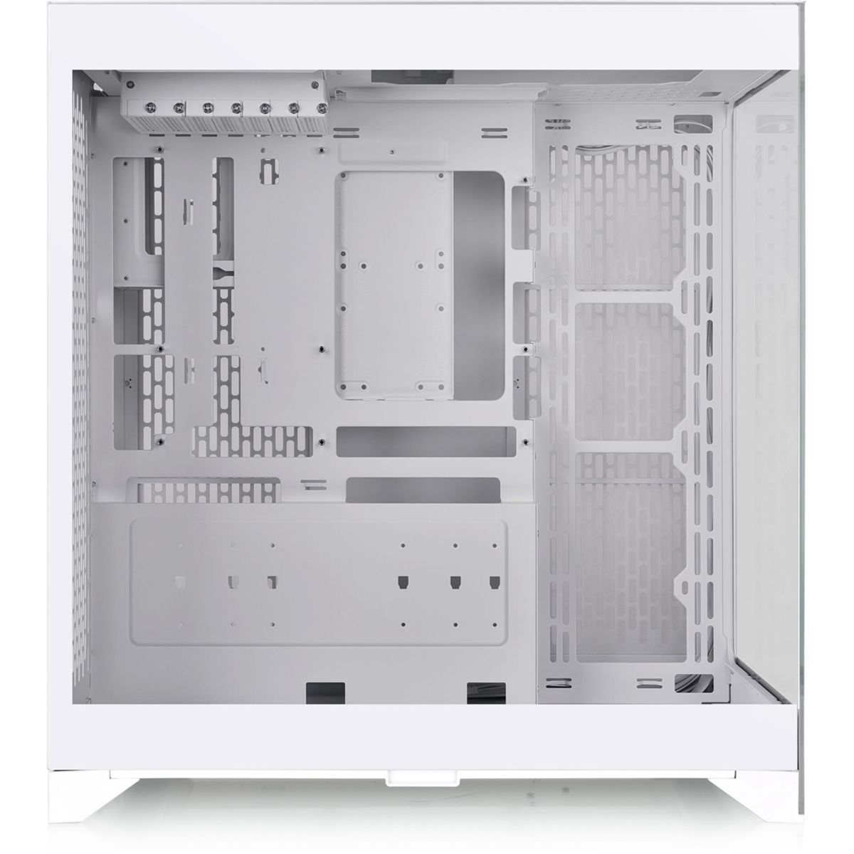 Interno di un case per computer bianco. Ha diversi scomparti e punti di montaggio, con sfondo bianco.