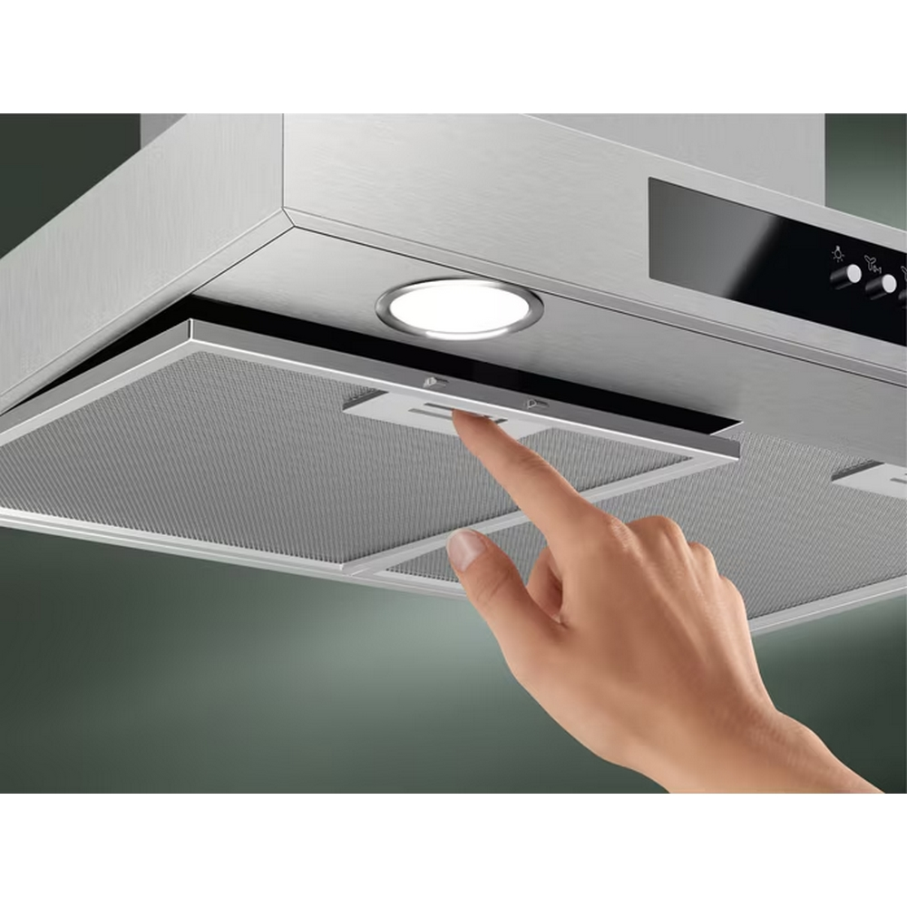 Mano che tocca un filtro di una cappa Electrolux, primo piano.