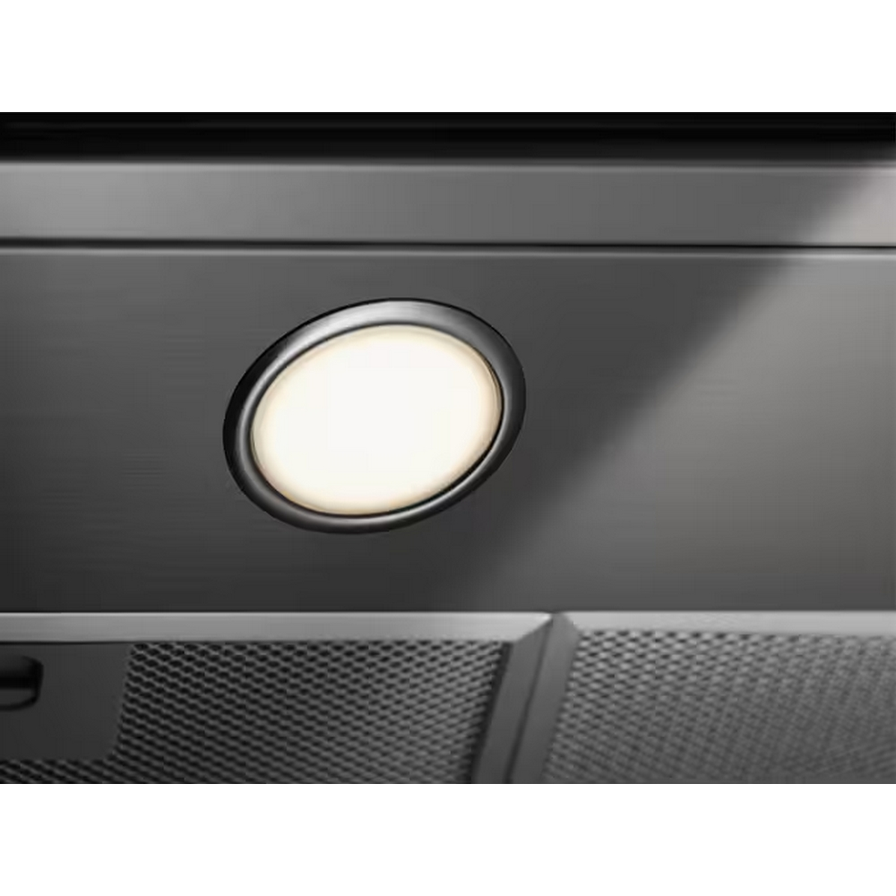 Primo piano di un apparecchio illuminante con luce ovale, incassato in una superficie scura.