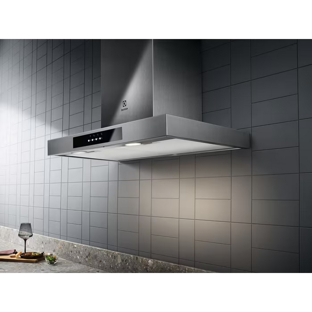 Cappa Electrolux installata sopra un piano di lavoro e sfondo piastrellato.