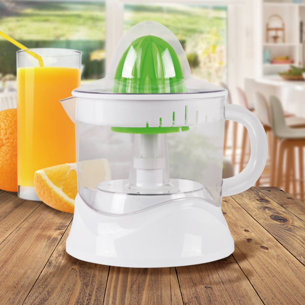 Exprimidor eléctrico blanco y verde, naranja y jugo en vaso, mesa de madera.