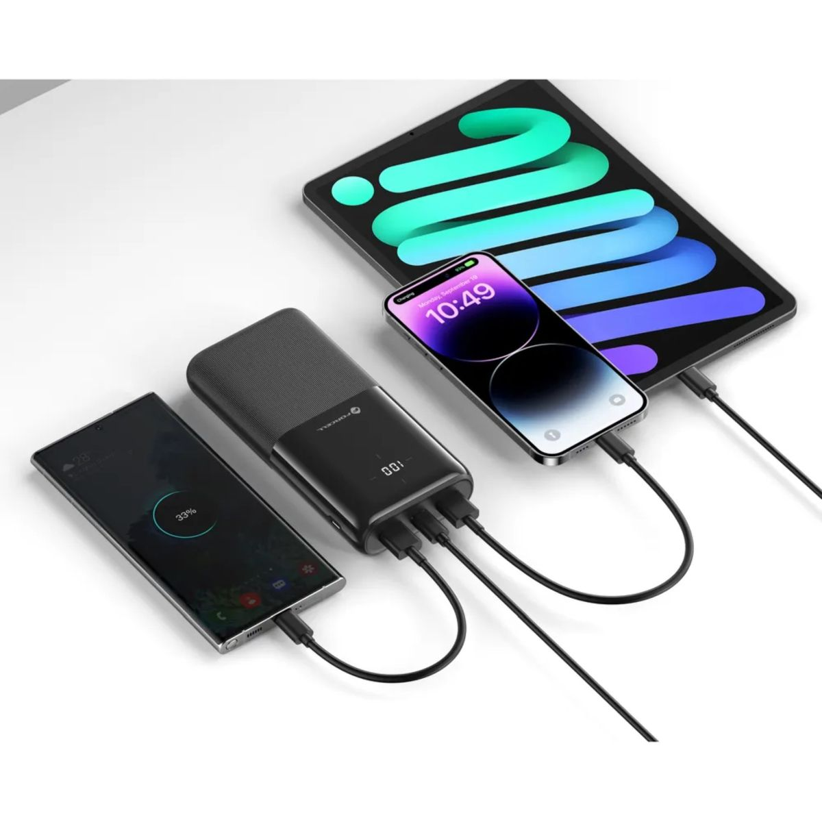 Eine Powerbank lädt 3 Geräte auf: ein Tablet und zwei Telefone.