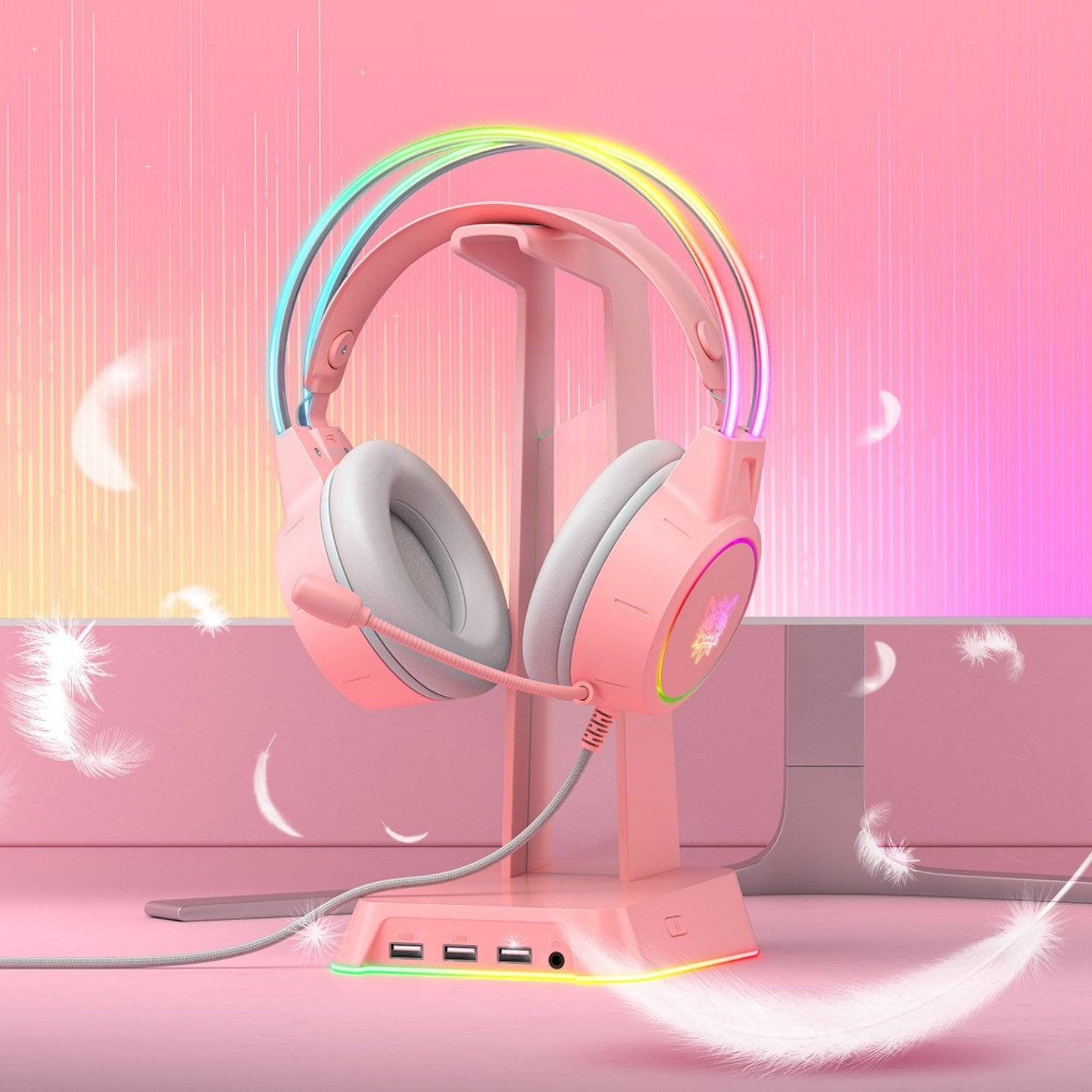 Cuffie da gaming rosa su supporto, con luci a LED e piume, creando un'estetica vibrante.