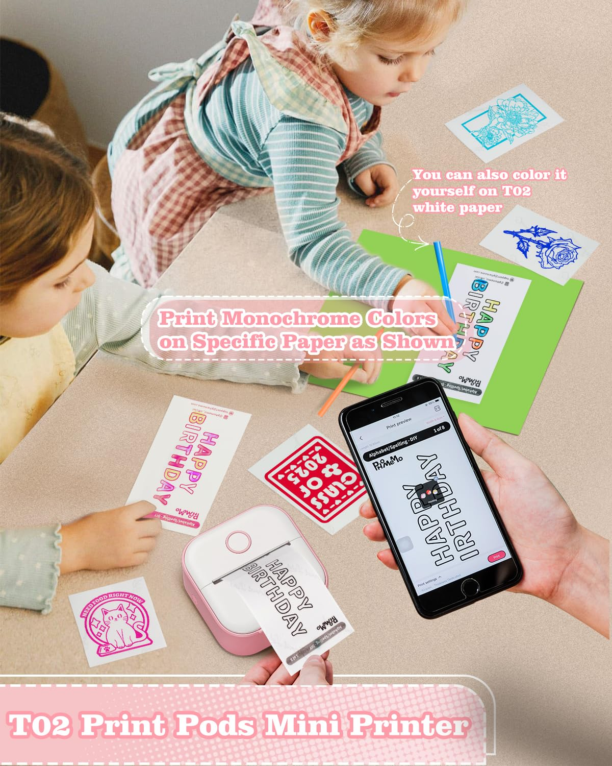 Zwei Kinder benutzen einen Mini-Drucker. Gedruckte Karten mit den Worten "Happy Birthday" sind sichtbar. Der Hintergrund ist hell.
