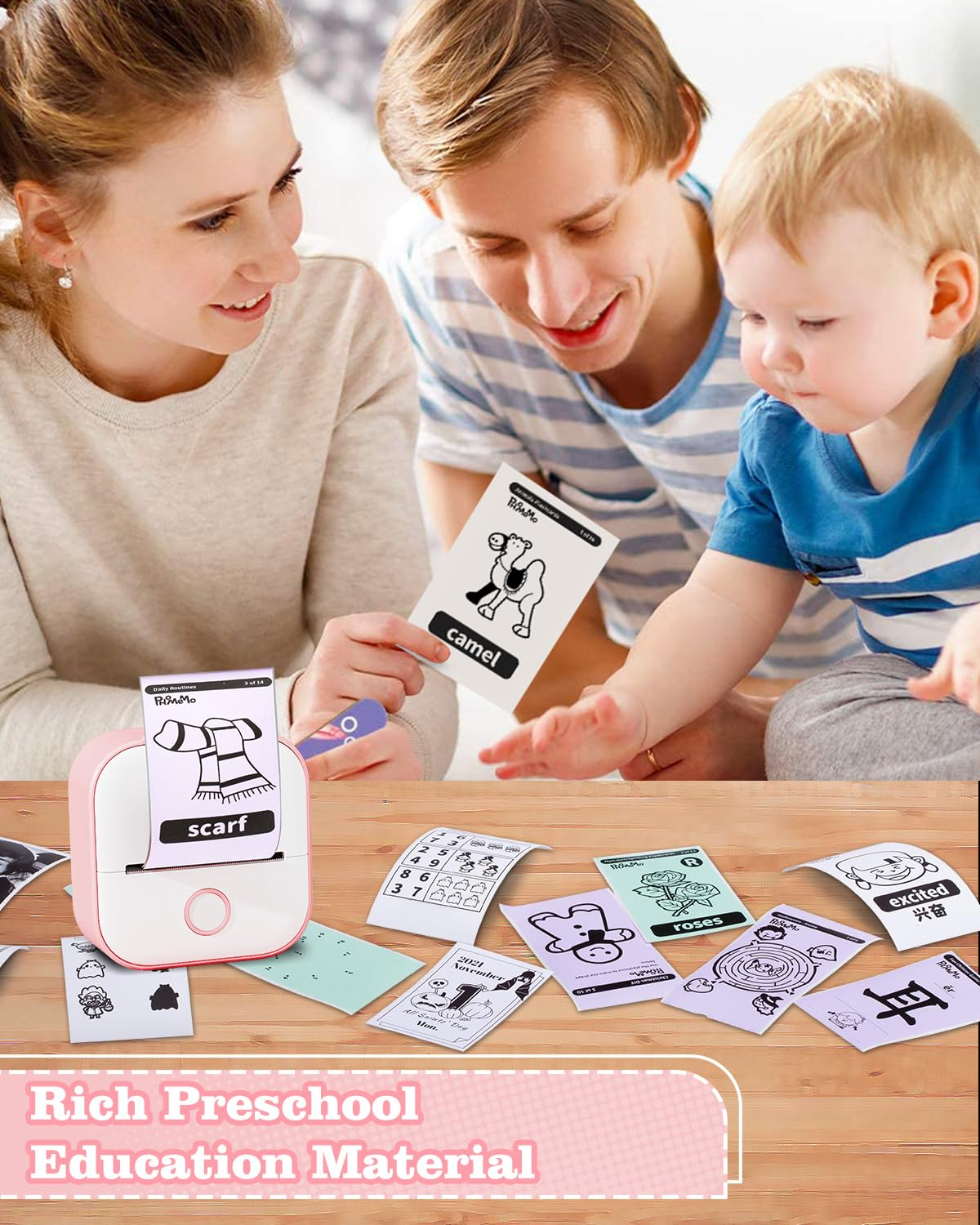 Eine Familie benutzt einen Mini-Drucker mit Karten. Die Karten haben Bilder und Wörter. Der Hintergrund ist Holz.