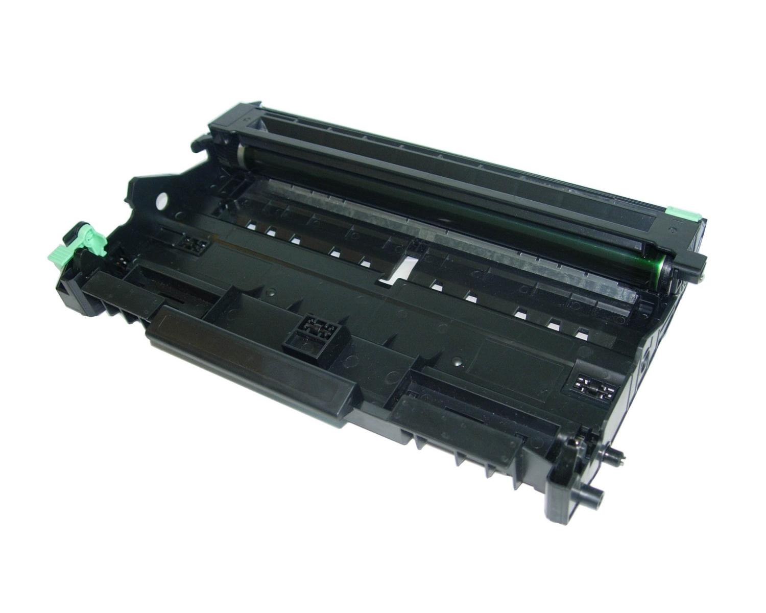 Cartuccia toner per stampante nera. È rettangolare con parti verdi e nere. Sfondo bianco.