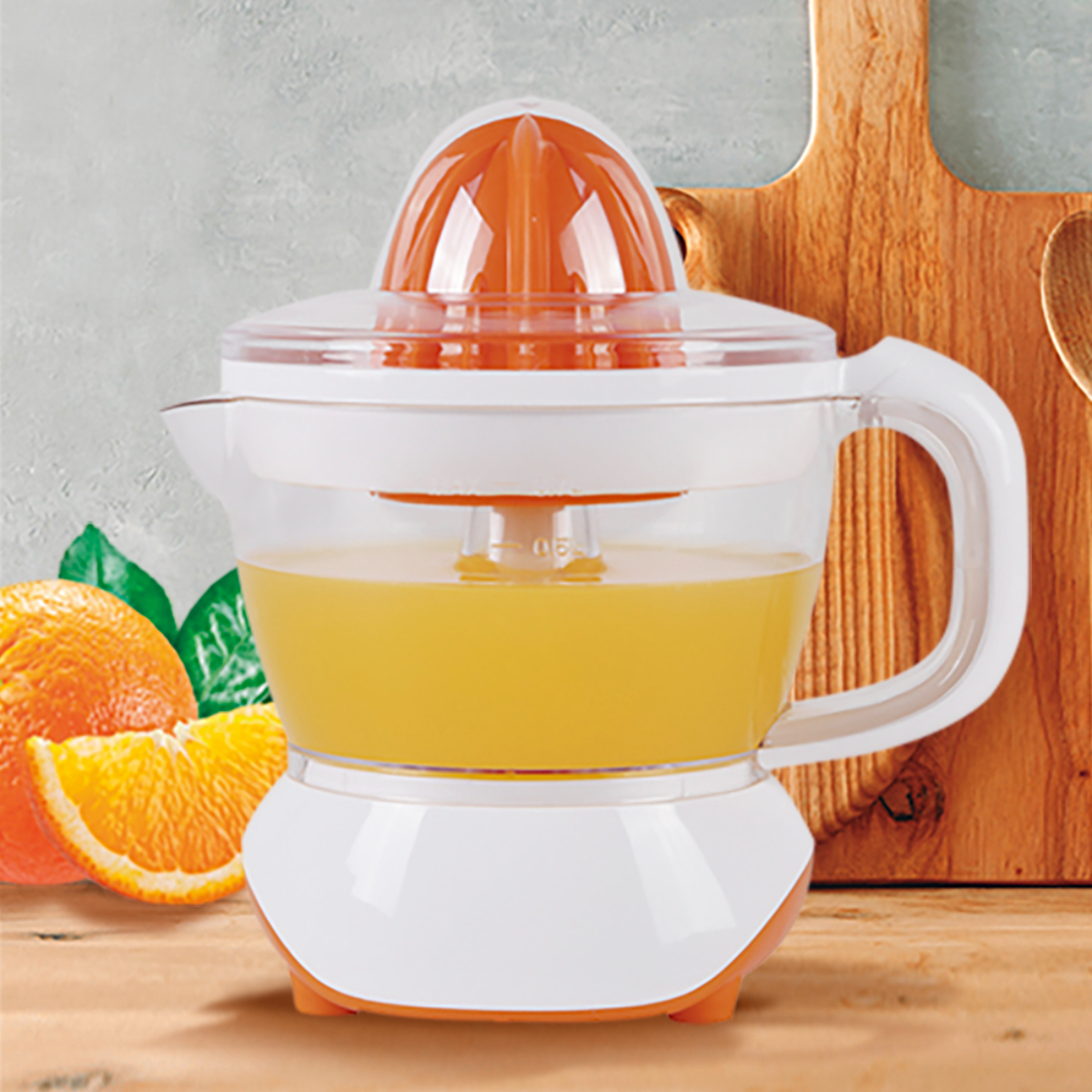 Exprimidor eléctrico con naranja y media naranja. Blanco y naranja, con zumo de naranja. Tabla de madera detrás.