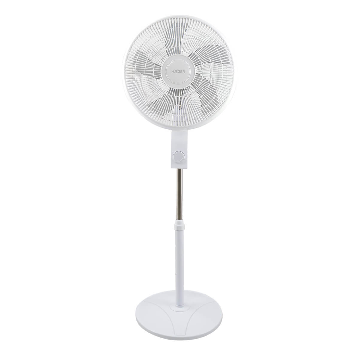 Ventilatore a piantana bianco. Ha una base rotonda e una testa con pale. Il marchio è HAEGER.