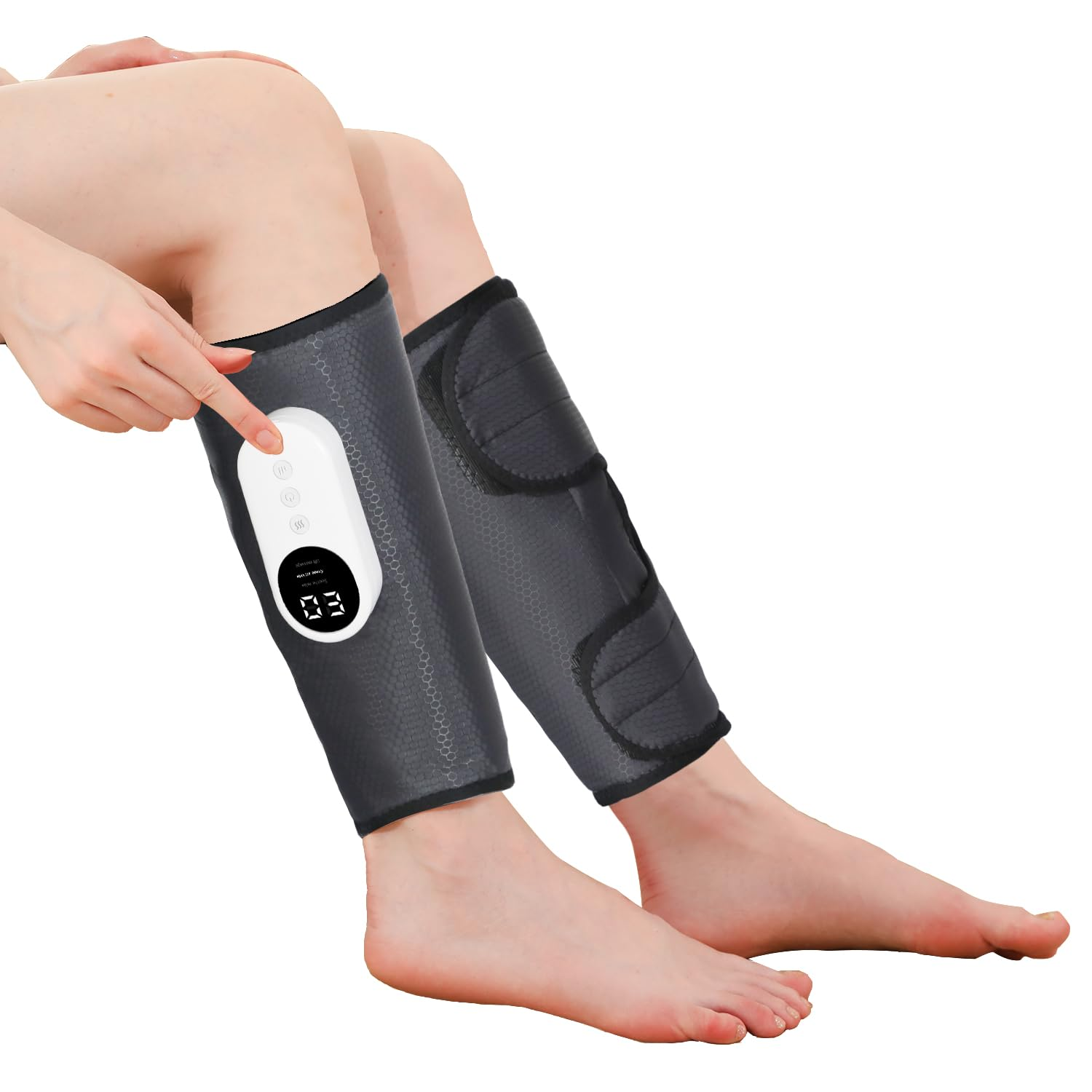 Beinmassage-Wickel mit Display und Hand, die Einstellungen anpasst, weißer Hintergrund.