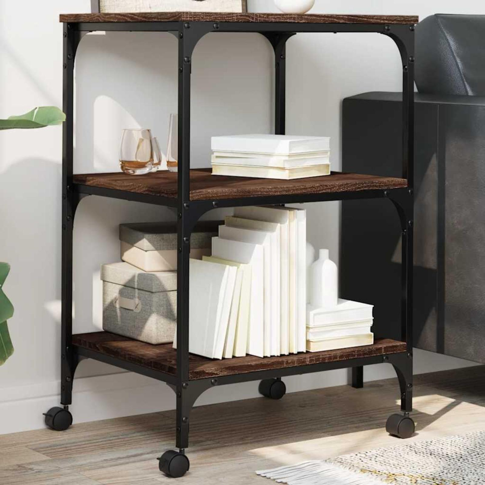 Dreistöckiges Regal mit Büchern, Kisten und Flaschen. Dunkle Holzregale. Ein Glas und ein dunkles Sofa im Hintergrund.