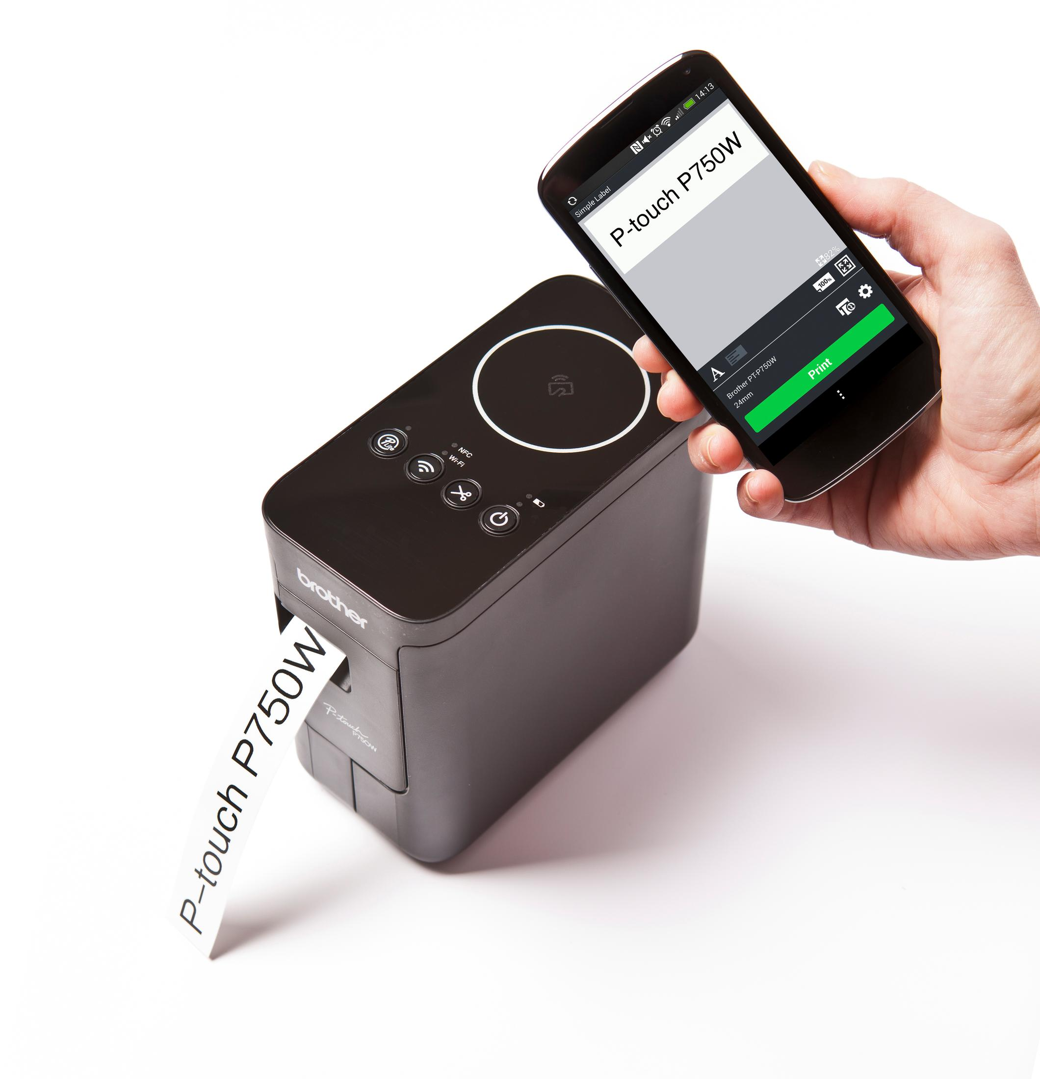 Schwarzer Etikettendrucker mit Smartphone, das Etikettentext anzeigt.