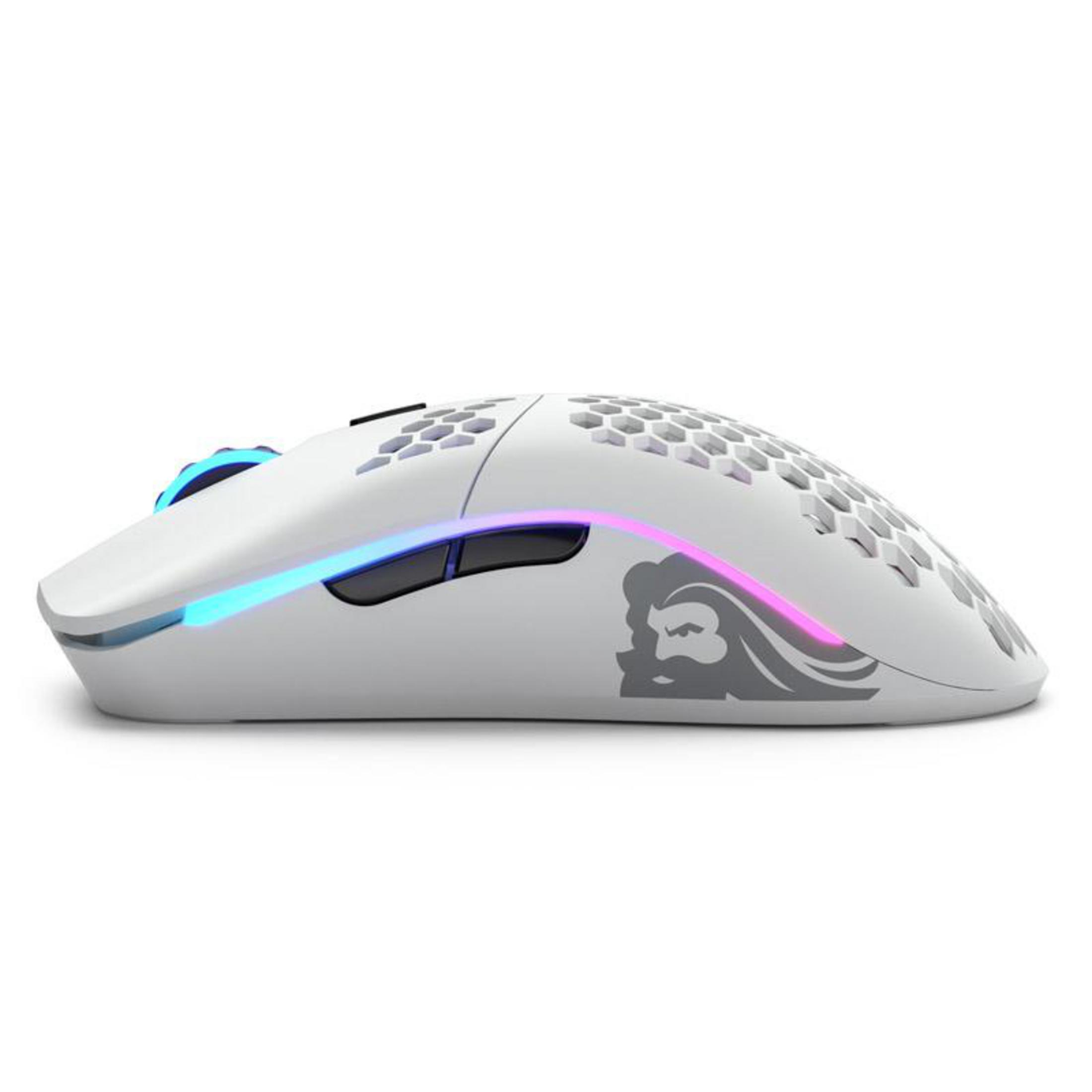 Un ratón de ordenador blanco con luces RGB y un diseño de panal en la parte superior, sobre fondo blanco.