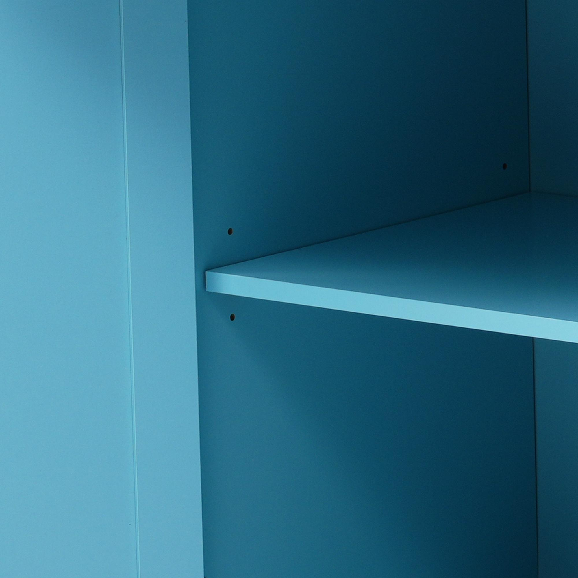 Nahaufnahme des Inneren eines hellblauen Schranks mit einem weißen Regal.