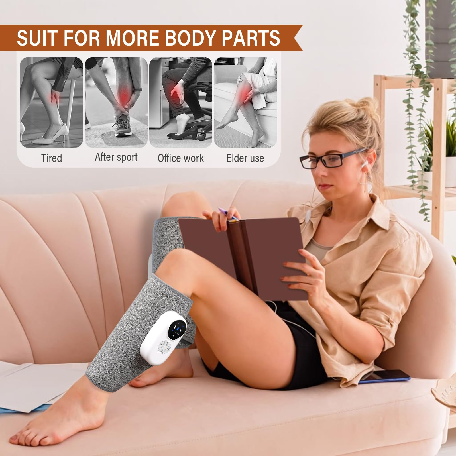 Frau auf Sofa mit Beinmassagegerät. Symbole zeigen Anwendungsfälle. Hintergrund ist ein Wohnzimmer.